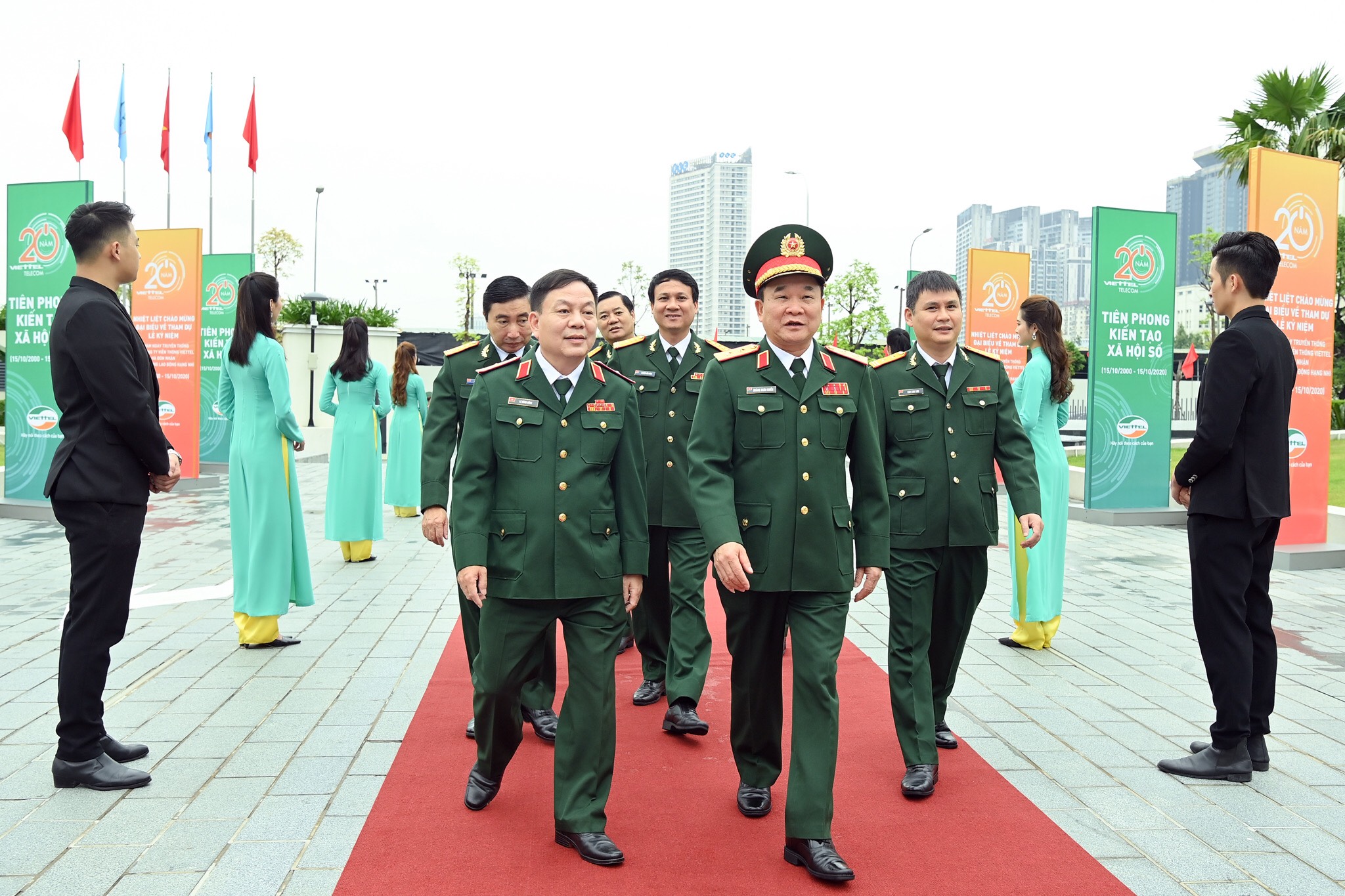 Trung tướng Hoàng Xuân Chiến, Ủy viên Trung ương Đảng, Ủy viên Quân ủy Trung ương, Thứ trưởng Bộ Quốc phòng và Thiếu tướng Lê Đăng Dũng, Quyền Chủ tịch kiêm Tổng Giám đốc Tập đoàn Công nghiệp Viễn thông Quân đội tham dự Lễ kỷ niệm 20 năm ngày truyền thống Viettel Telecom.