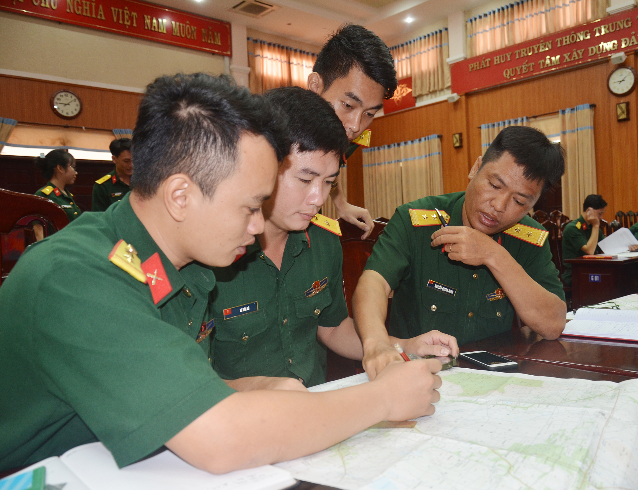 Các sĩ quan thực hành xác định tọa độ trên bản đồ.