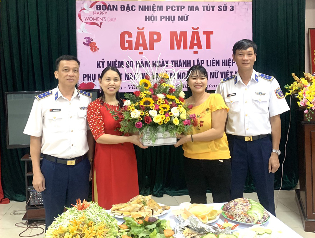 Đại diện Đoàn Đặc nhiệm phòng, chống tội phạm ma tuý số 3 - Bộ Tư lệnh Cảnh sát biển Việt Nam tặng hoa chúc mừng các hội viên Hội LHPN Đội Thi hành án và Hỗ trợ tư pháp Công an TP. Vũng Tàu.