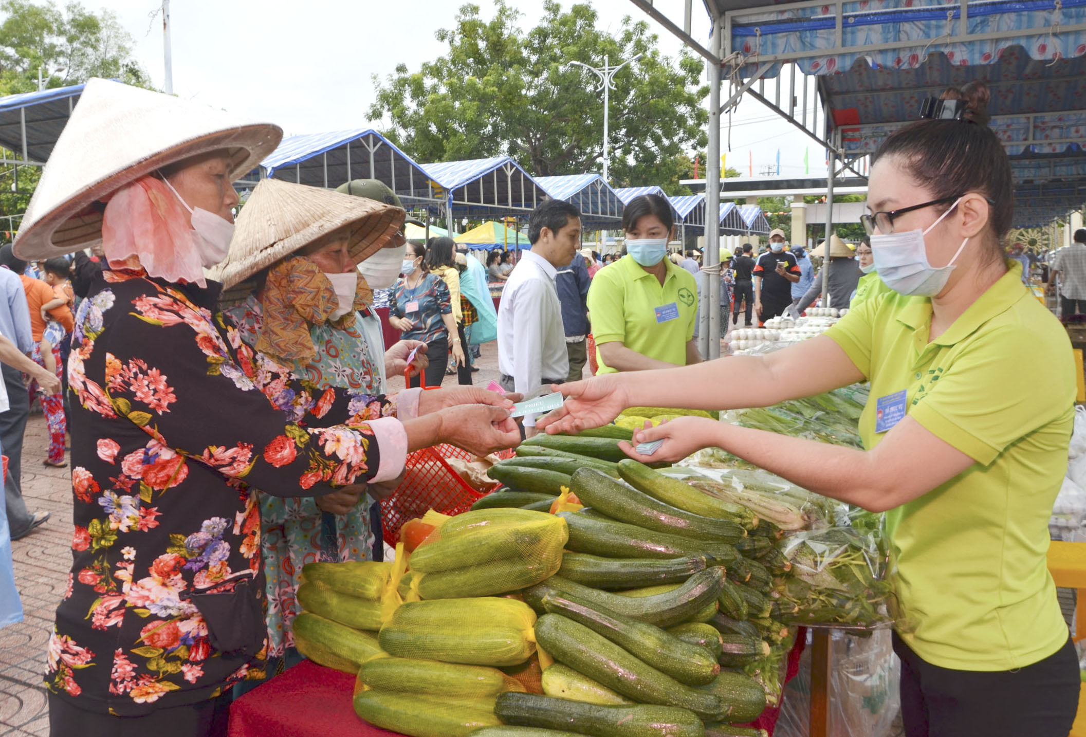 Người dân sử dụng phiếu để nhận các mặt hàng tại “Phiên chợ 0 đồng”.