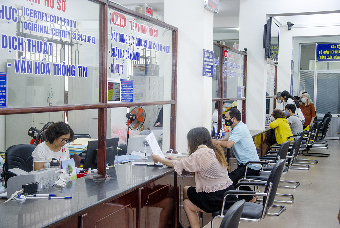 Công tác cải cách hành chính, ứng dụng CNTT được thành phố chú trọng thực hiện để phục vụ nhân dân và DN ngày một tốt hơn. Trong ảnh: Người dân đến làm thủ tục tại bộ phận Một cửa - Một cửa liên thông, UBND TP. Vũng Tàu.