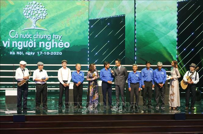 Những người tình nguyện đi xây cầu tham dự giao lưu tại chương trình Ảnh: Doãn Tấn/TTXVN