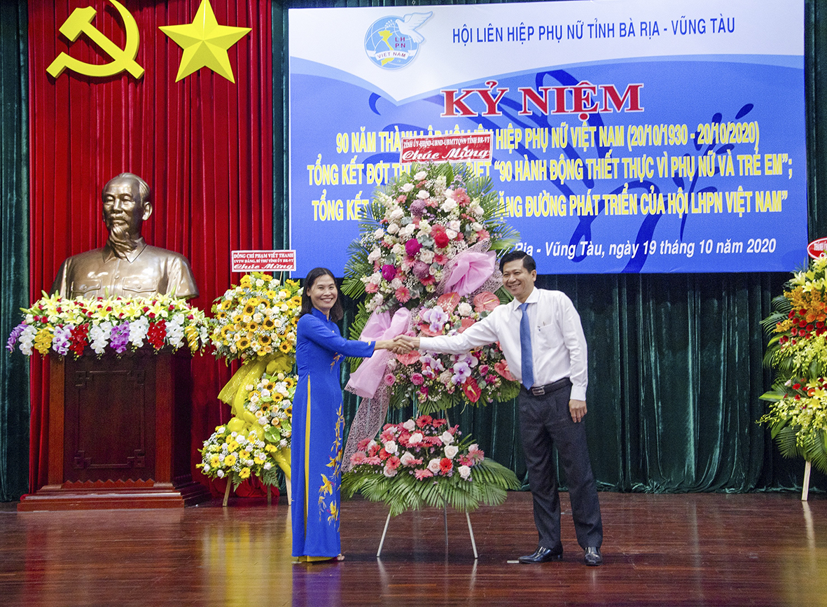 Ông Trần Văn Tuấn, Phó Chủ tịch UBND tỉnh, Trưởng Ban Vì sự tiến bộ phụ nữ tỉnh tặng hoa chúc mừng Hội LHPN tỉnh. Ảnh: BẢO KHÁNH.