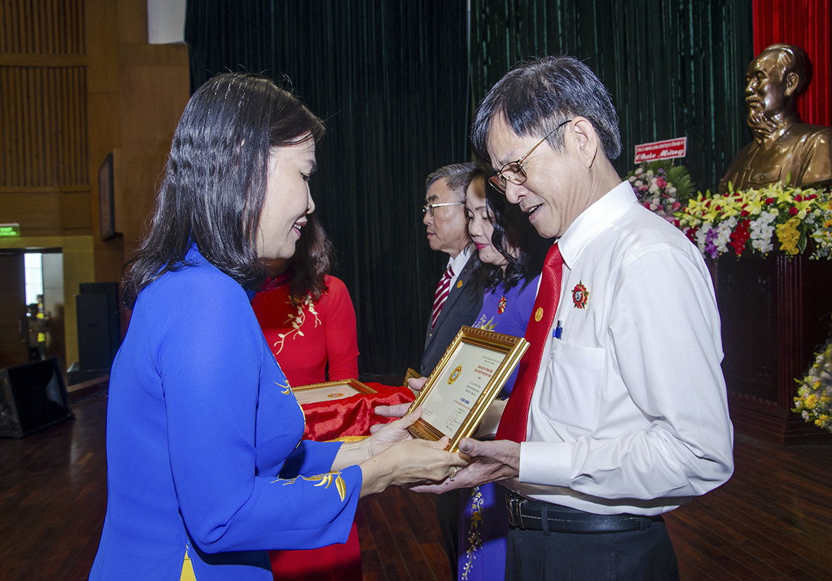 Bà Lê Thị Kim Thu, Chủ tịch Hội LHPN tỉnh trao Kỷ niệm chương “Vì sự tiến bộ của phụ nữ Việt Nam” cho các cá nhân. Ảnh: BẢO KHÁNH.