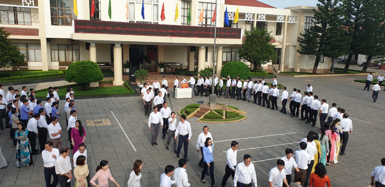 Ngay sau khi được phát động, toàn thể cán bộ, công chức, viên chức, người lao động huyện Châu Đức đã ủng hộ để hỗ trợ đồng bào miền Trung bị ảnh hưởng bởi lũ lụt.
