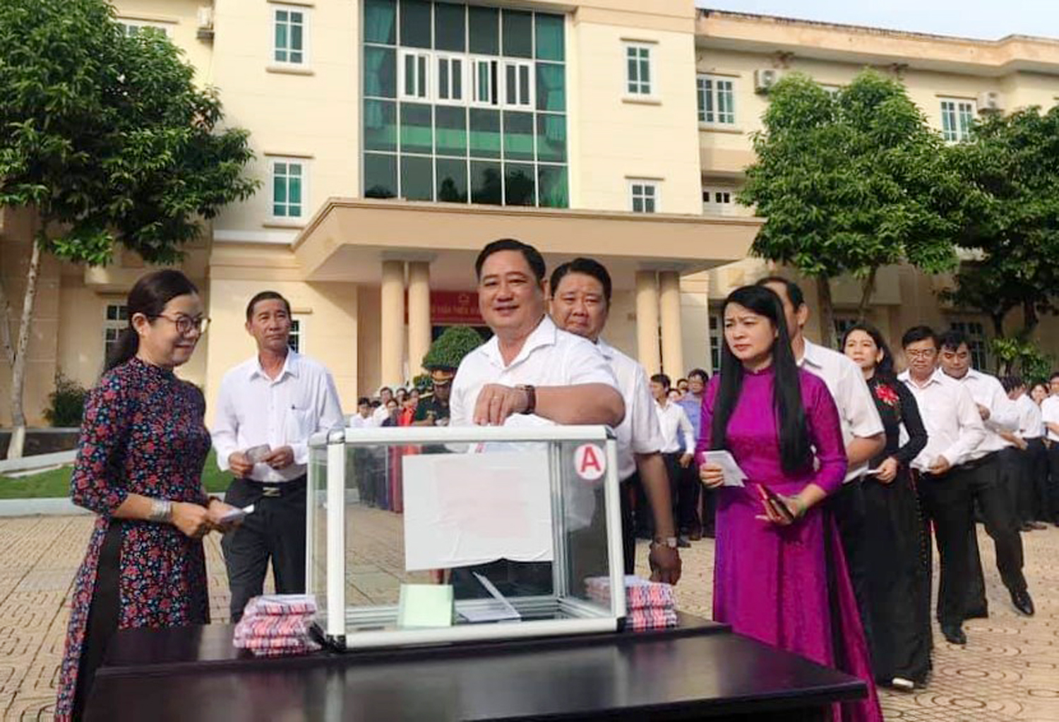 Cán bộ, công chức, người lao động huyện Đất Đỏ đóng góp ủng hộ đồng bào miền Trung. Ảnh: THANH NGHI