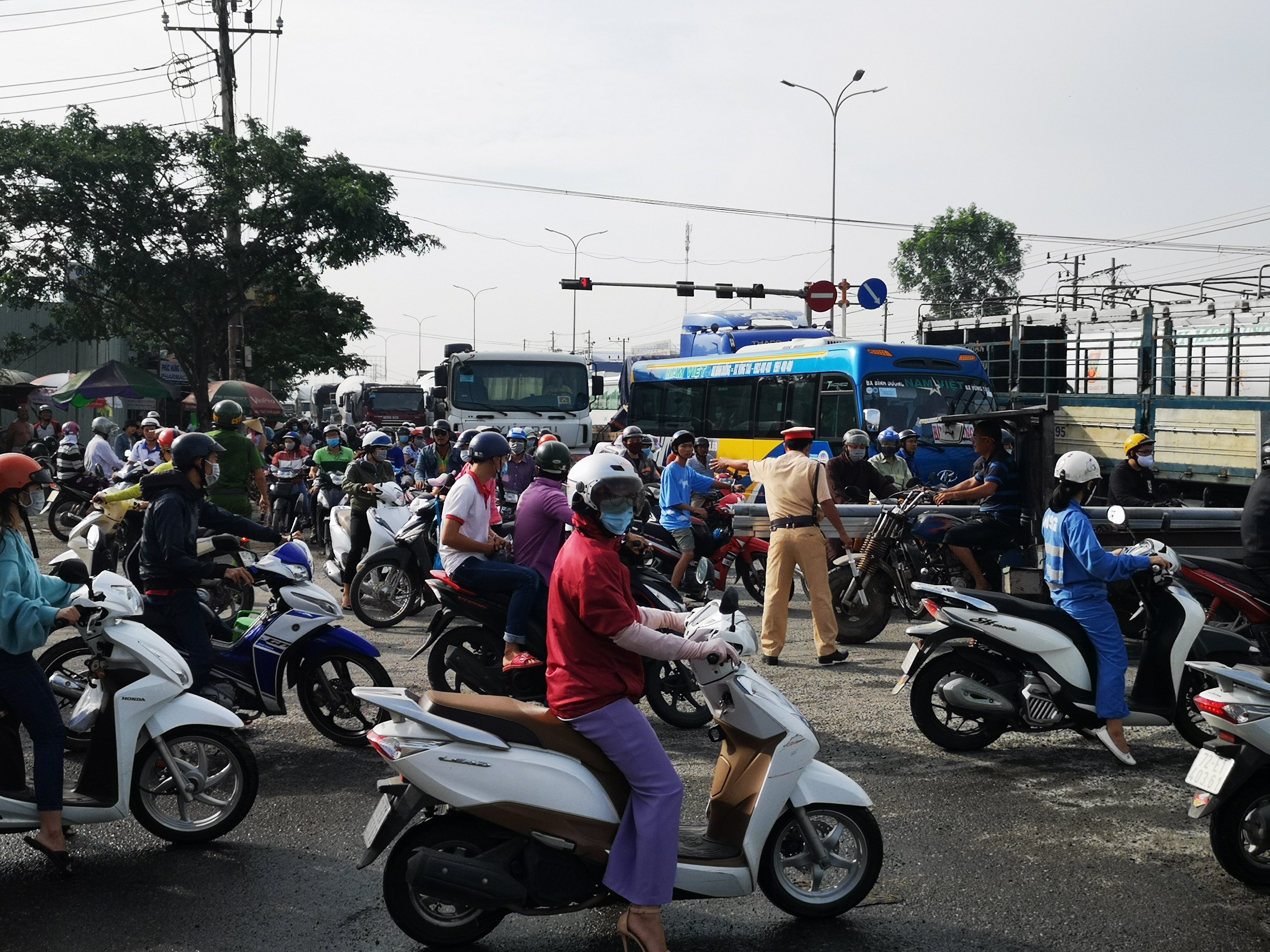 CSGT điều tiết giải tỏa ùn tắc giao thông.