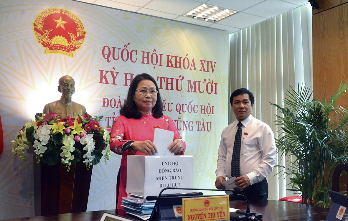 Bà Nguyễn Thị Yến, Phó Bí thư Thường trực Tỉnh ủy, Trưởng Đoàn ĐBQH tỉnh và các ĐBQH tỉnh ủng hộ đồng bào miền Trung bị ảnh hưởng bởi mưa lũ tại tại điểm cầu BR-VT. Ảnh: AN NHIÊN