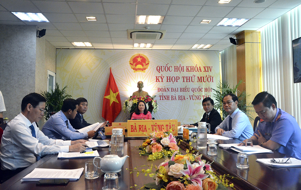 Doan dai bieu: Bà Nguyễn Thị Yến, Phó Bí thư Thường trực Tỉnh ủ y, Trưởng Đoàn ĐBQH tỉnh và các ĐBQH tỉnh tham dự kỳ họp tại điểm cầu BR-VT. Ảnh: AN NHIÊN