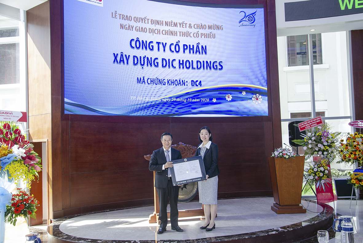 Bà Trần Anh Đào, Phó Tổng Giám đốc Sở Giao dịch chứng khoán TP. Hồ Chí Minh trao Quyết định chấp thuận niêm yết cổ phiếu DICCons trên sàn giao dịch chứng khoán TP. Hồ Chí Minh (HoSE) cho ông Lê Đình Thắng, Chủ tịch HĐQT DIC Holdings.