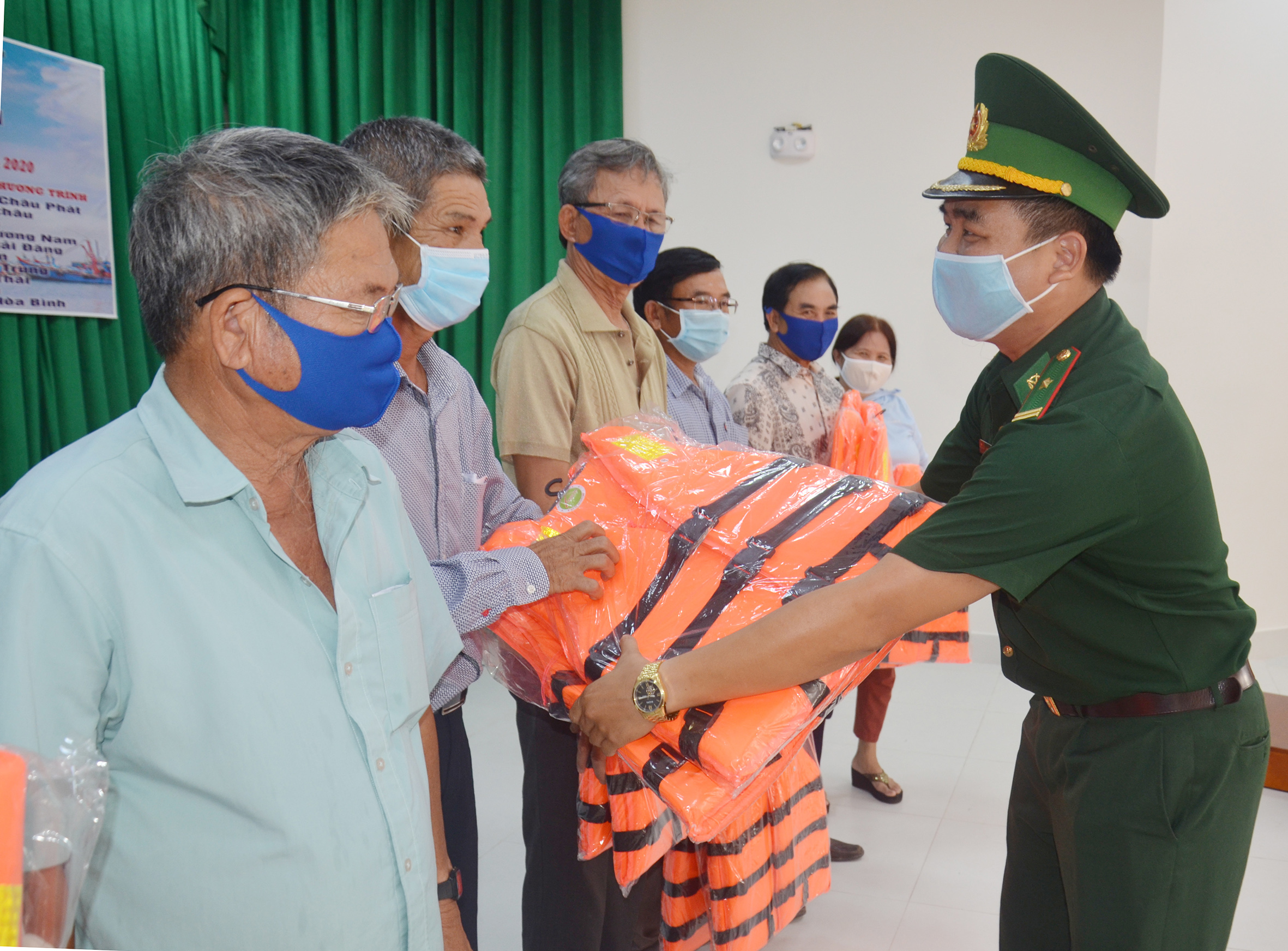 Cán bộ, chiến sĩ Đồn Biên phòng Phước Tỉnh tặng phao cứu sinh cho ngư dân.