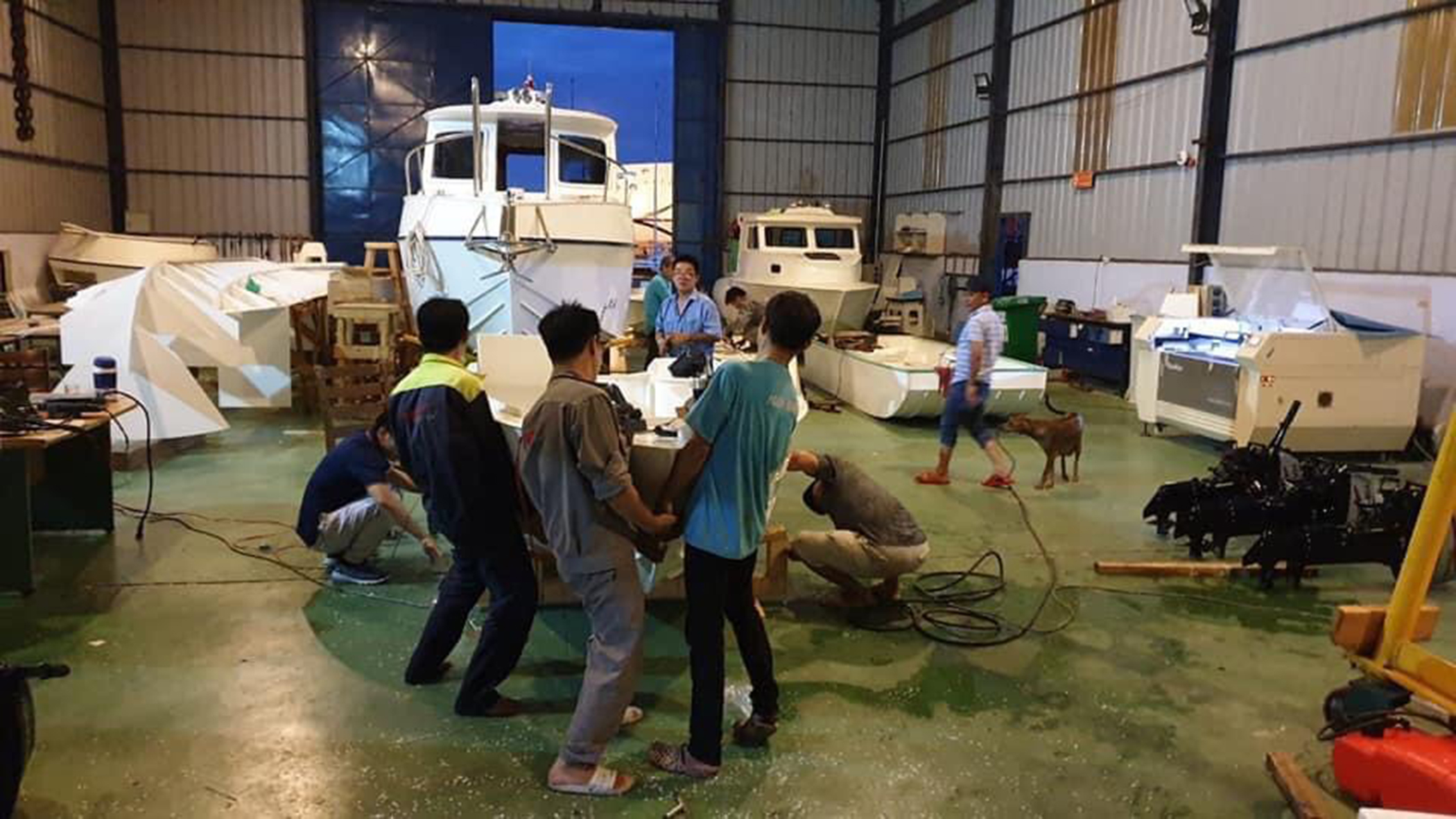 Công nhân Công ty CP Vũng Tàu Marina làm ca đêm để kịp hoàn thành xuồng cứu hộ bằng vật liệu PPC gửi ra miền Trung.