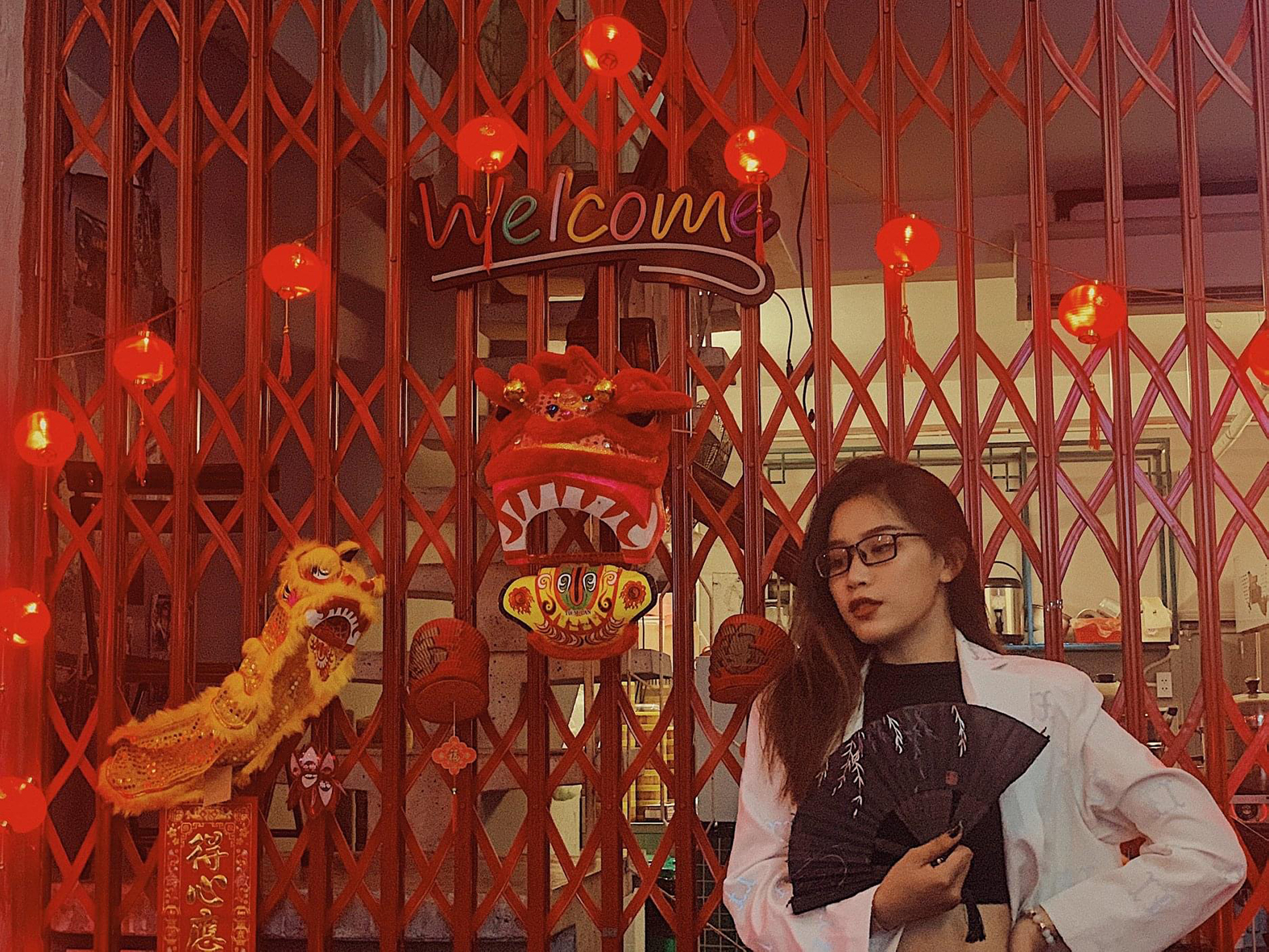 Các bạn trẻ thỏi mái check-in tại Cà phê Dani Town.