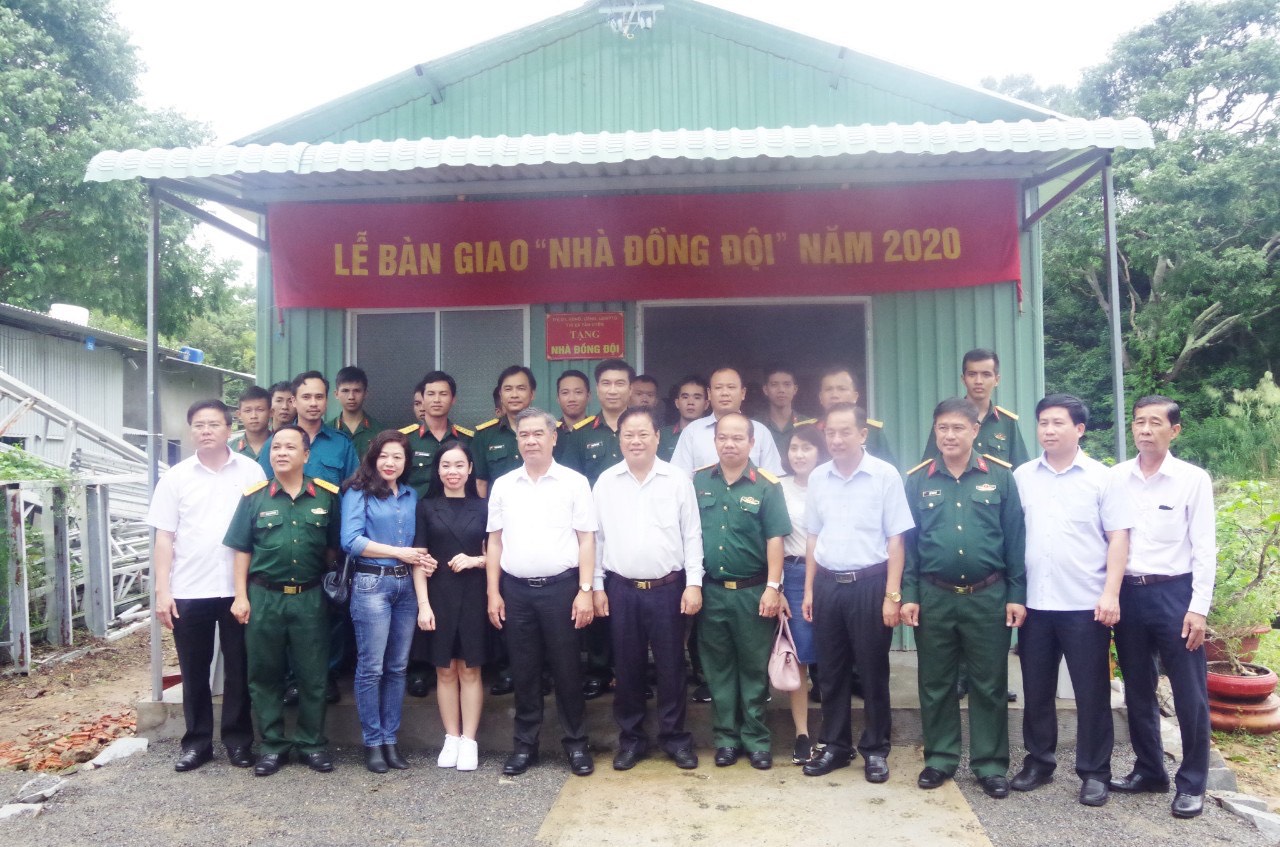 Đại diện Ban CHQS TX.Tân Uyên và Ban CHQS huyện Côn Đảo bàn giao “Nhà đồng đội” cho Thượng úy Phạm Thới Thuận