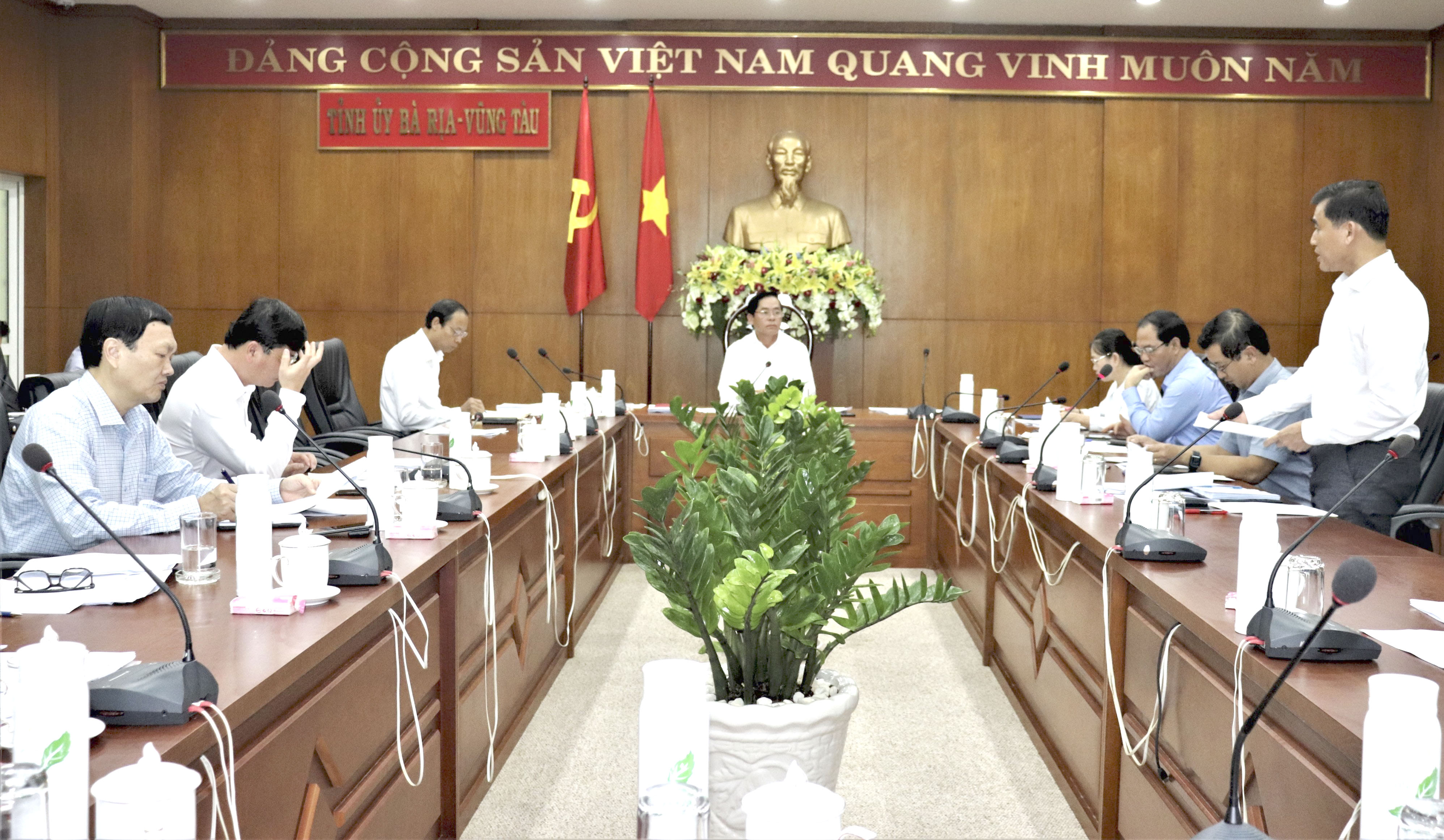 Ông Phạm Viết Thanh, Ủy viên Trung ương Đảng, Bí thư Tỉnh ủy chủ trì cuộc họp với các sở, ngành, địa phương để cho ý kiến về các dự án trọng điểm trên địa bàn tỉnh.