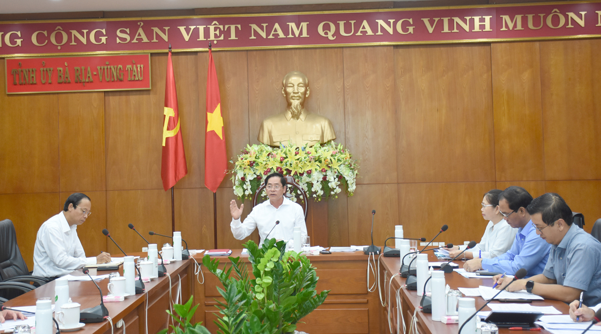 Ông Phạm Viết Thanh, Ủy viên Trung ương Đảng, Bí thư Tỉnh ủy chủ trì cuộc họp.