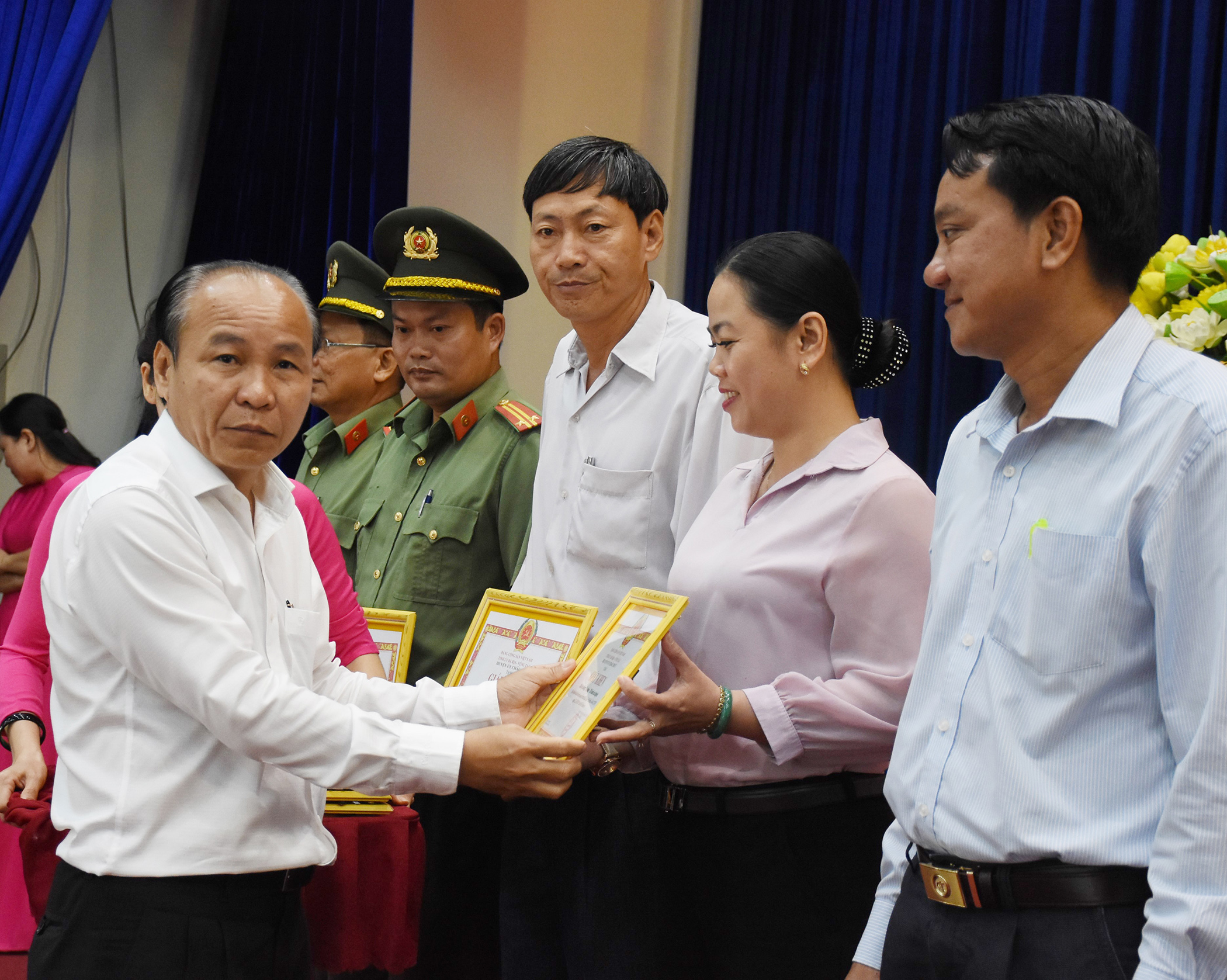 Ông Nguyễn Văn Việt, Bí thư Huyện ủy Châu Đức trao Giấy khen cho các tập thể đạt thành tích tiêu biểu.