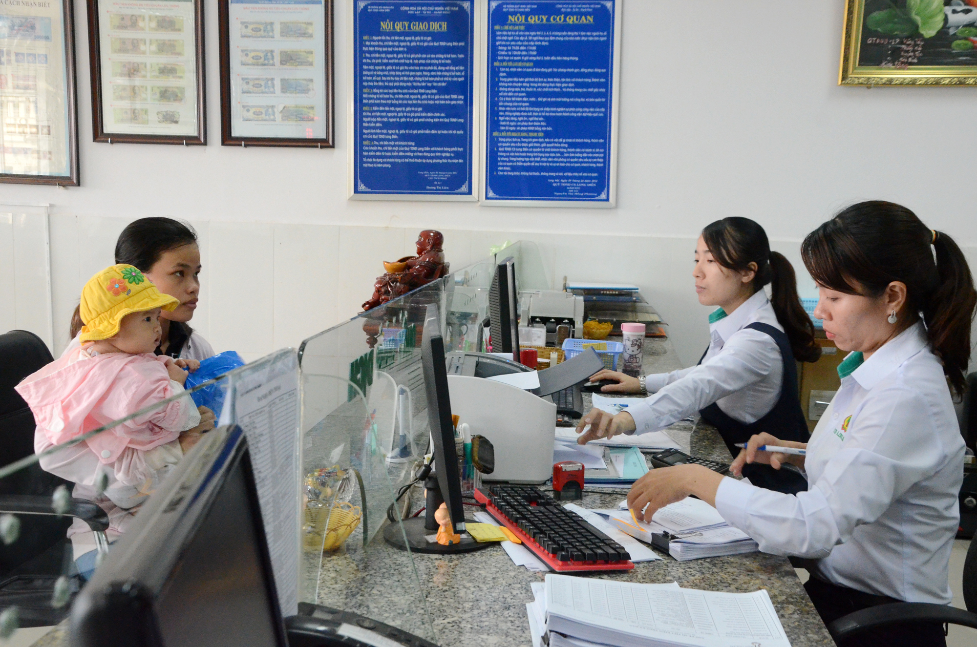 Khách hàng đóng tiền lãi vay định kỳ tại Quỹ Tín dụng nhân dân cơ sở Long Điền.