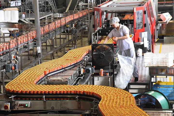 Dây chuyền sản xuất nước ngọt đóng chai tại Bắc Kinh, Trung Quốc. 