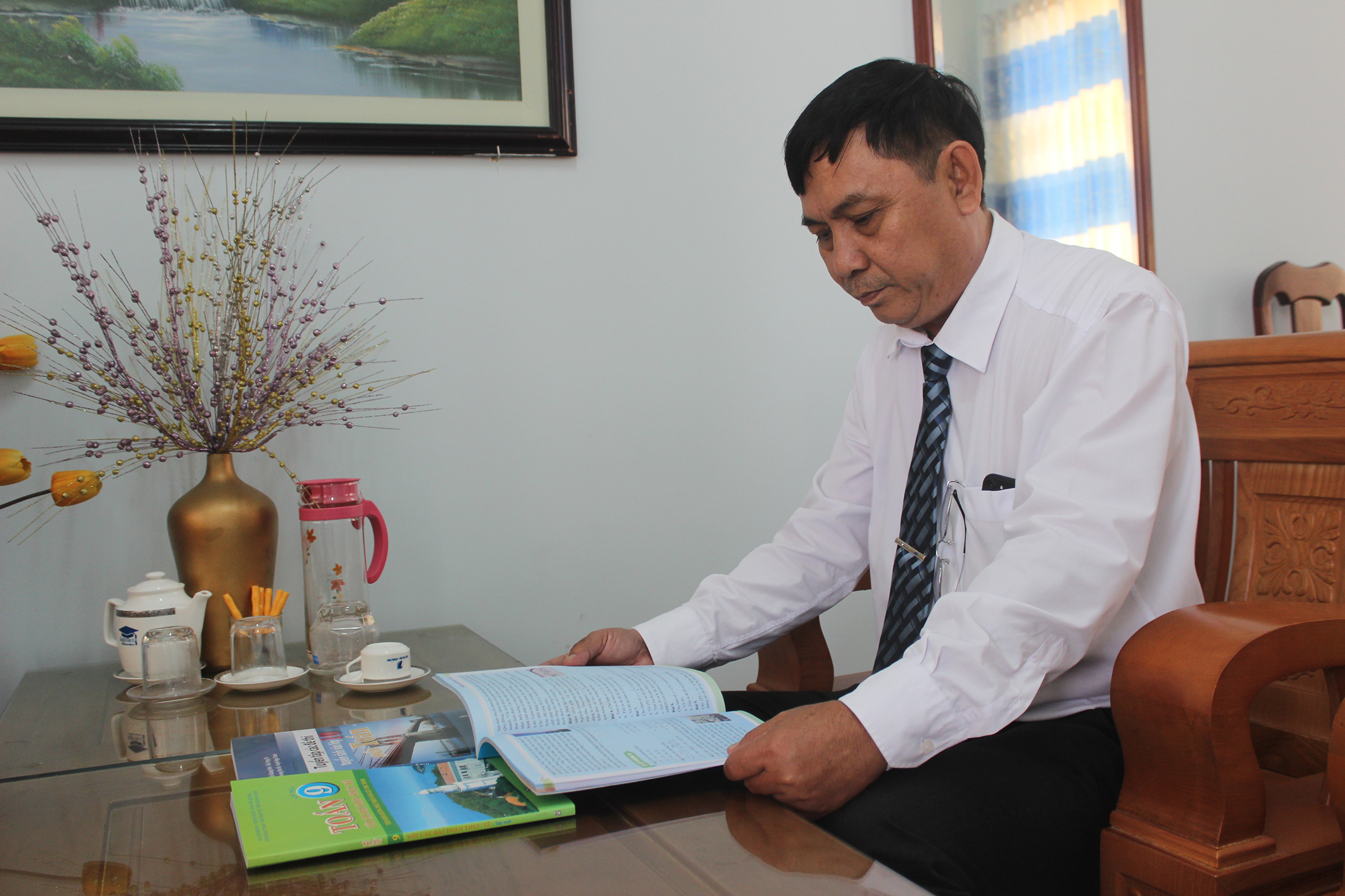 Thầy Trương Văn Hổ và các cộng sự đã biên soạn cuốn sách Toán thực tế, lồng ghép thông tin về du lịch địa phương.