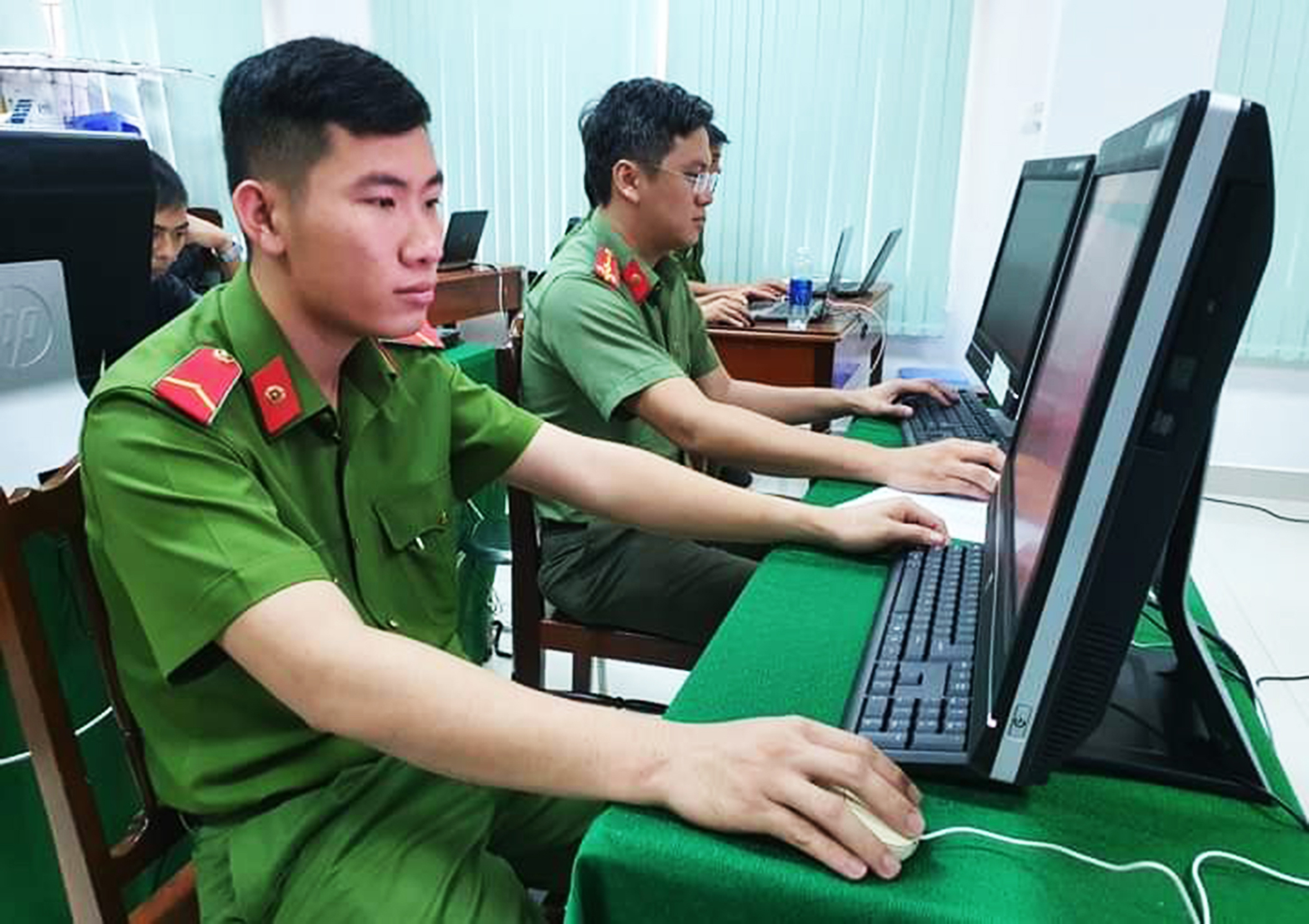 Đoàn thanh niên Công an TP.Bà Rịa kiểm tra, đối chiếu dữ liệu thông tin dân cư trên máy tính.