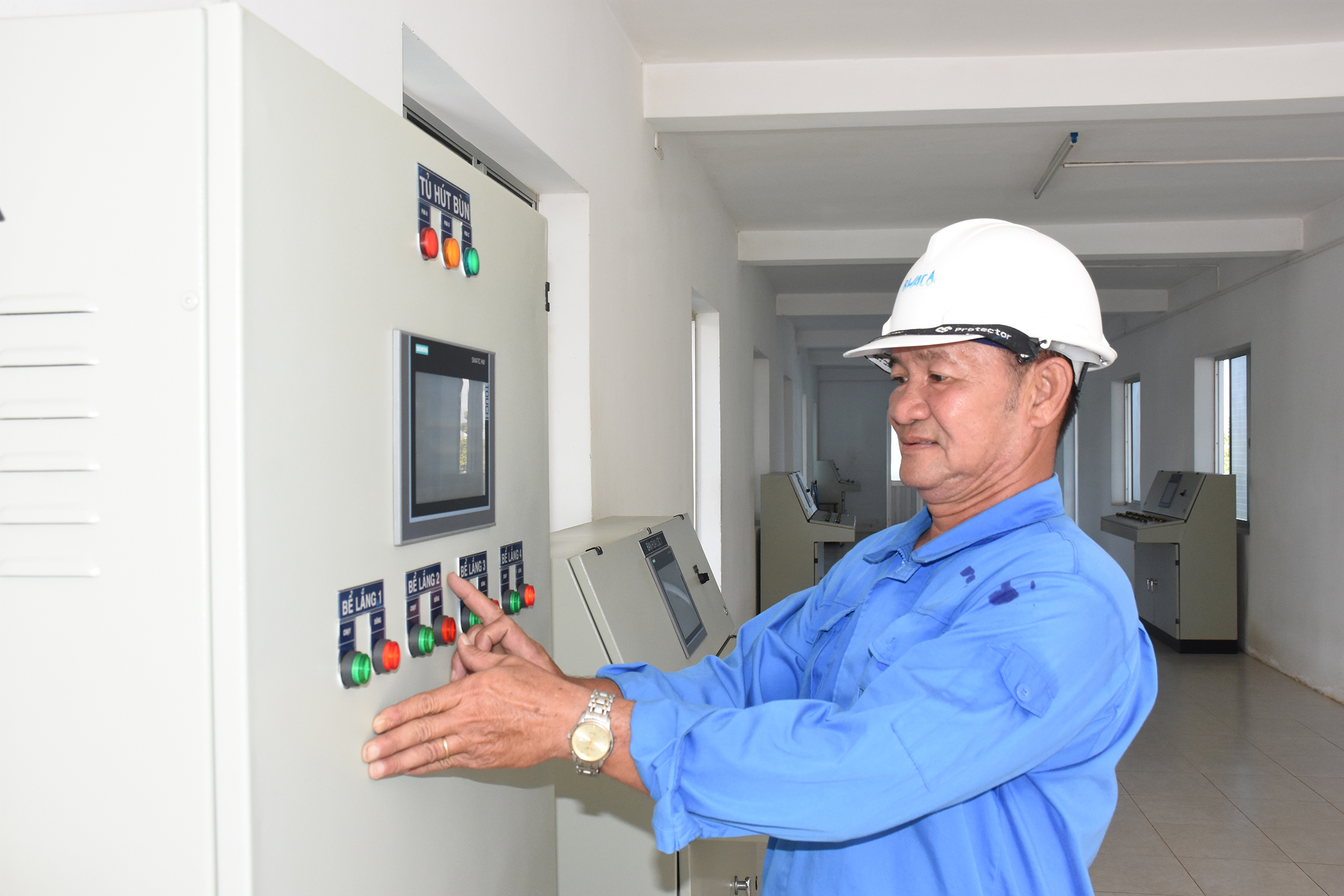 Công nhân vận hành máy móc tại Nhà máy nước hồ Đá Đen (TP. Bà Rịa).