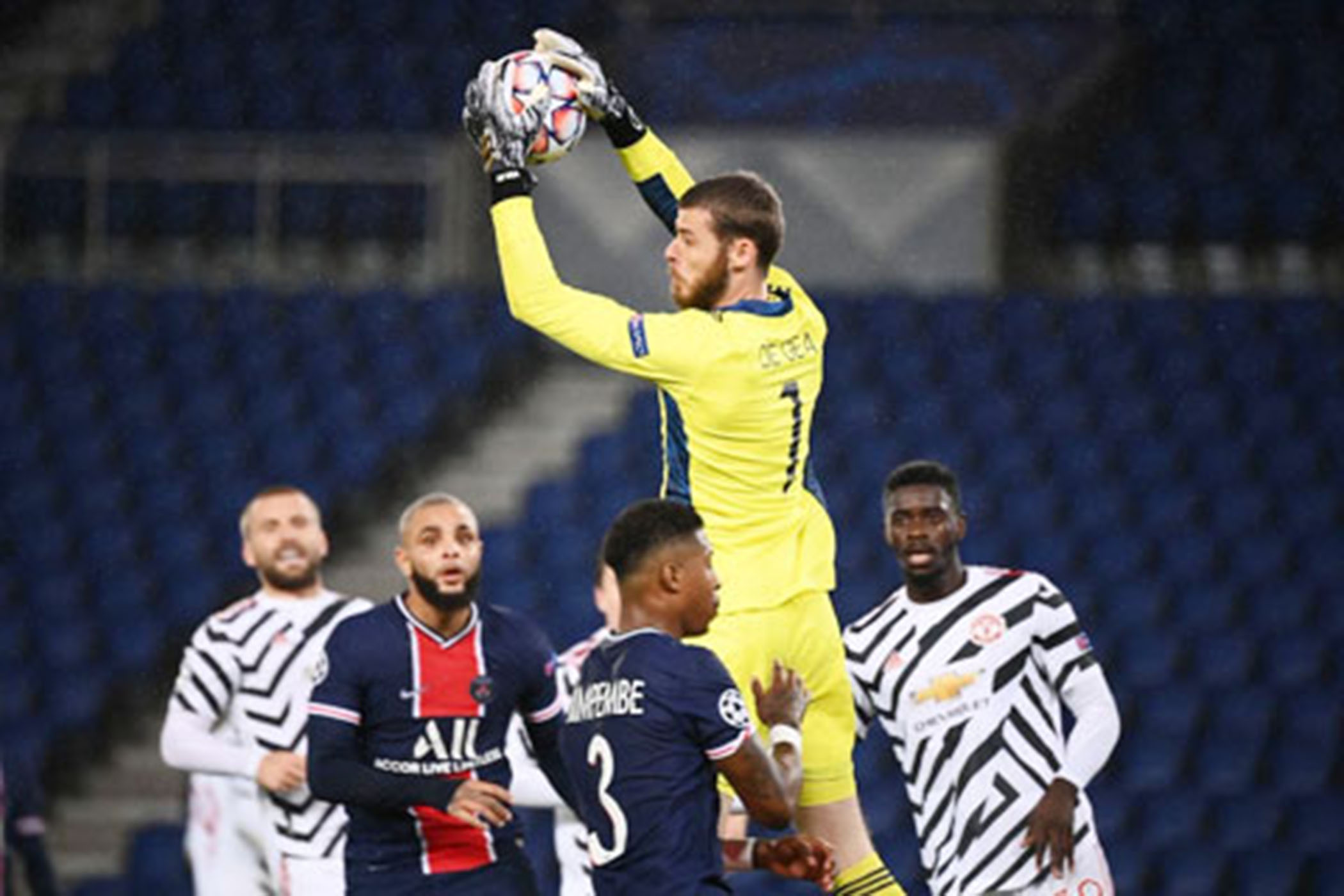 De Gea (trên) đã làm nản lòng các ngôi sao đắt giá của PSG.