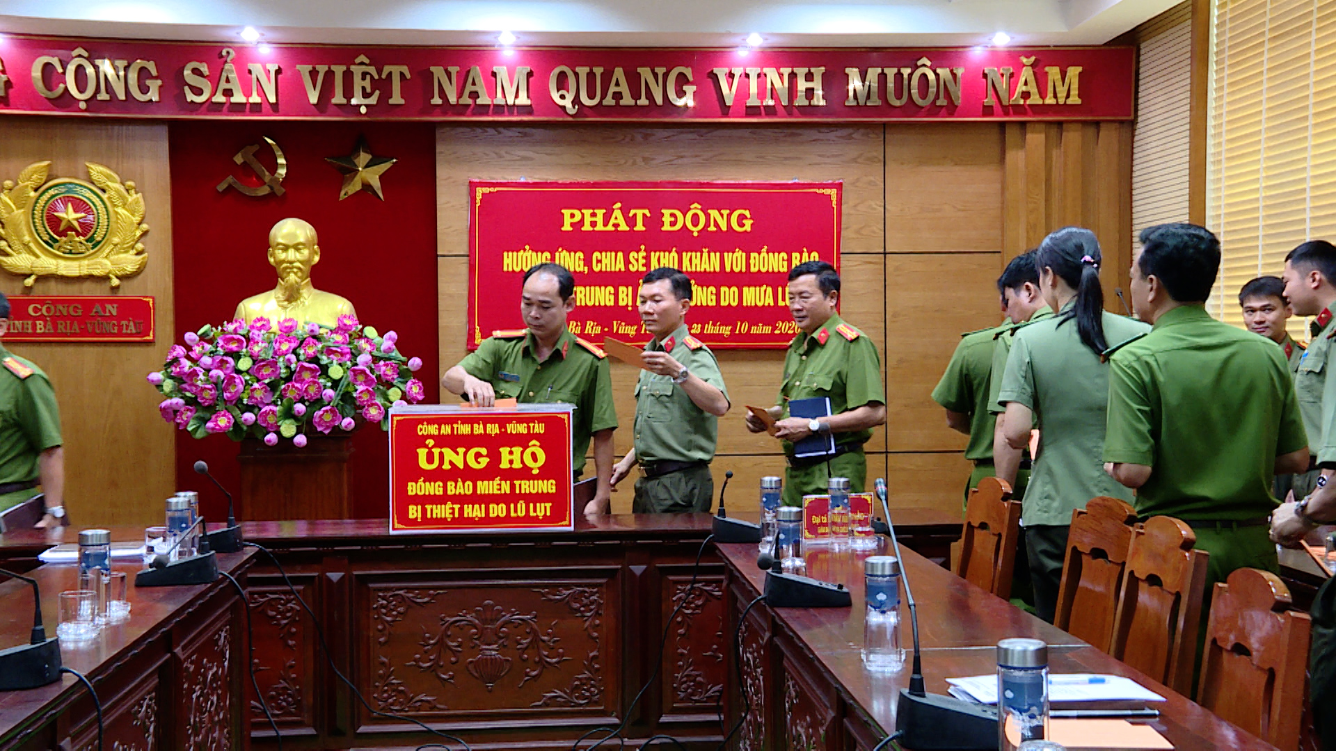 Cán bộ, chiến sĩ Công an tỉnh và các địa phương đã ủng hộ hơn 500 triệu đồng. 