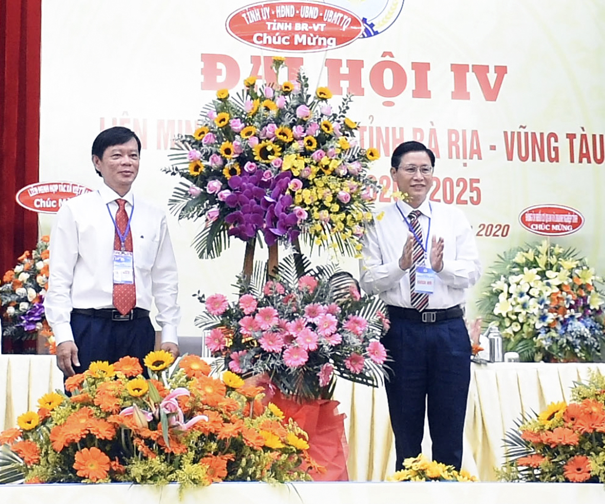 Ông Lê Ngọc Khánh, Phó Chủ tịch UBND tỉnh tặng hoa của Tỉnh ủy, HĐND, UBND, UBMTTQ Việt Nam tỉnh chúc mừng Đại hội Liên minh HTX tỉnh.