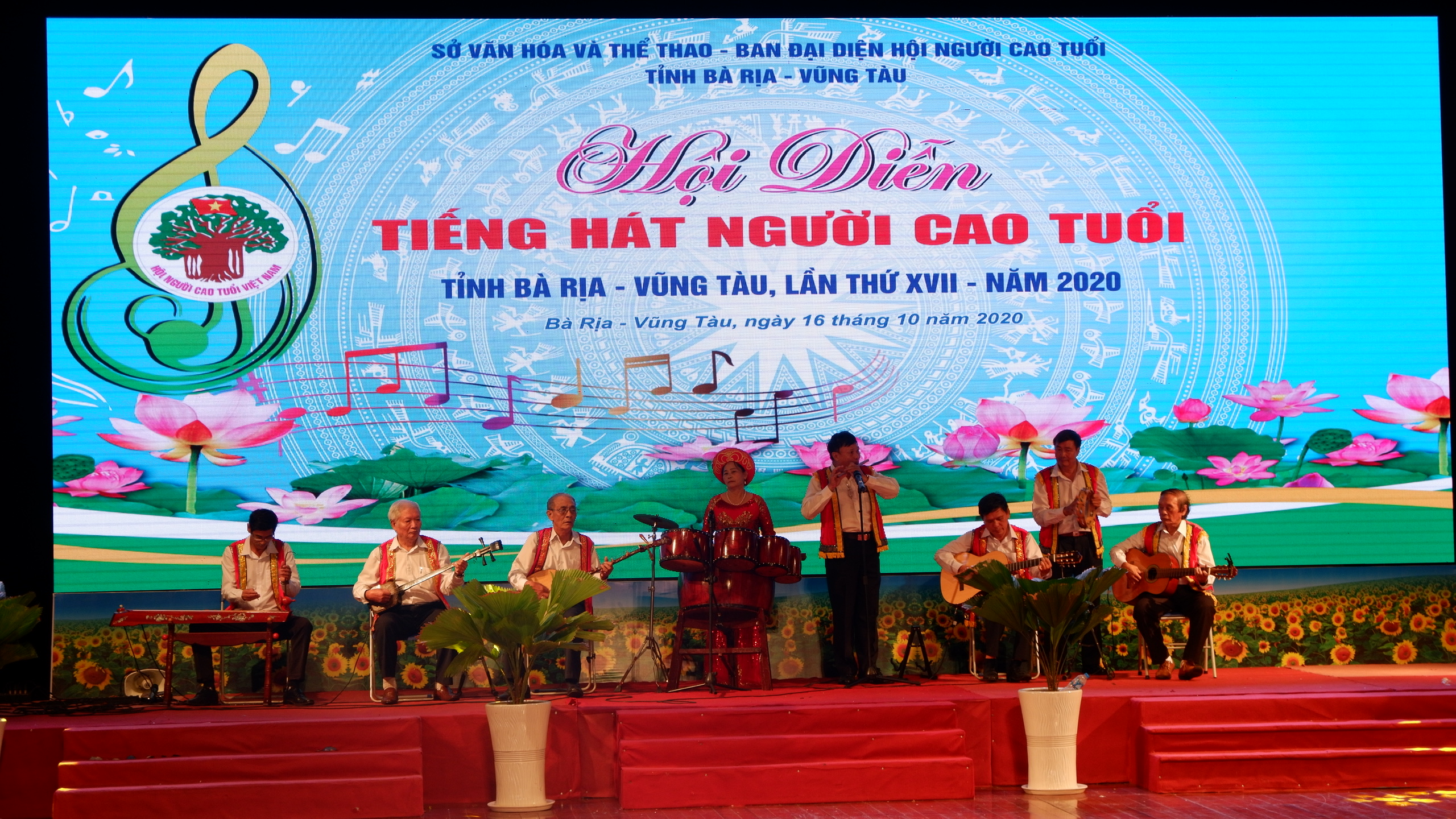 Tiết mục “Hoà tấu trống cơm” của CLB Giai điệu Việt (TP.Vũng Tàu).