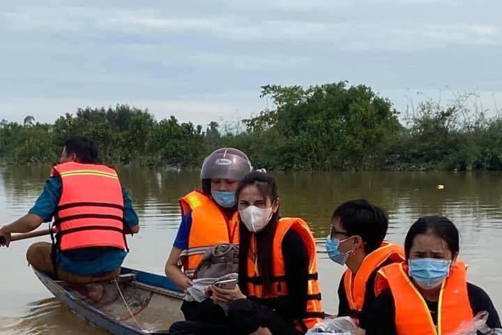 Ca sĩ Thủy Tiên đến tận nơi cứu trợ đồng bào miền Trung trong đợt lũ lịch sử này.