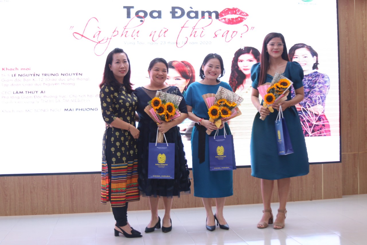Đại diện BVU tặng hoa cảm ơn các diễn giả.