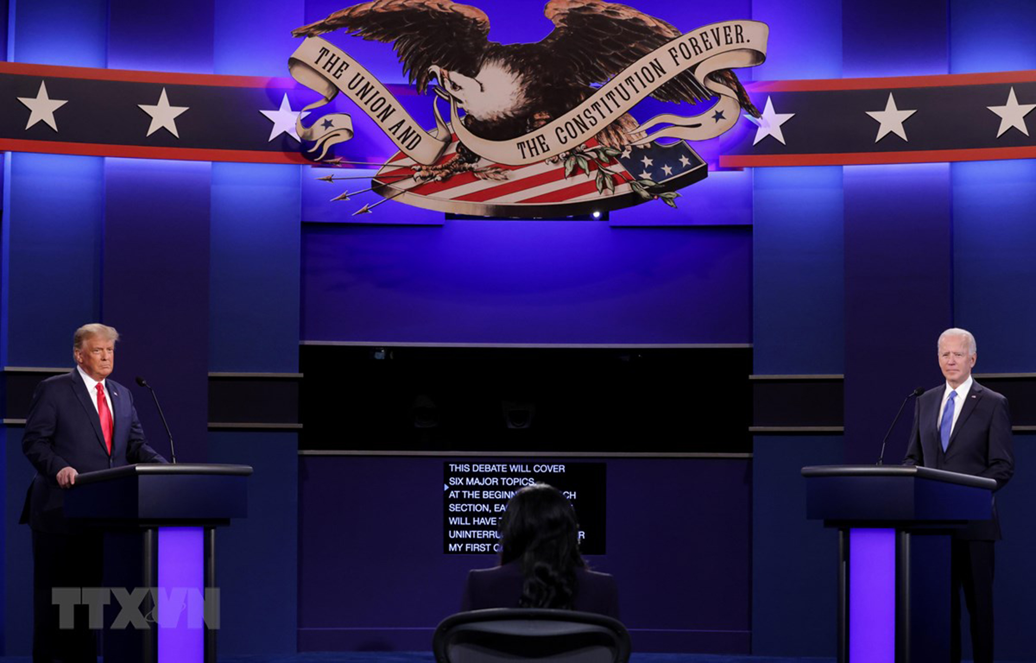 Đương kim Tổng thống Mỹ Donald Trump (trái) và ứng viên Tổng thống của đảng Dân chủ Joe Biden (phải) tại vòng tranh luận trực tiếp cuối cùng ở TP.Nashville, bang Tennesse tối 22/10/2020 (giờ Mỹ).