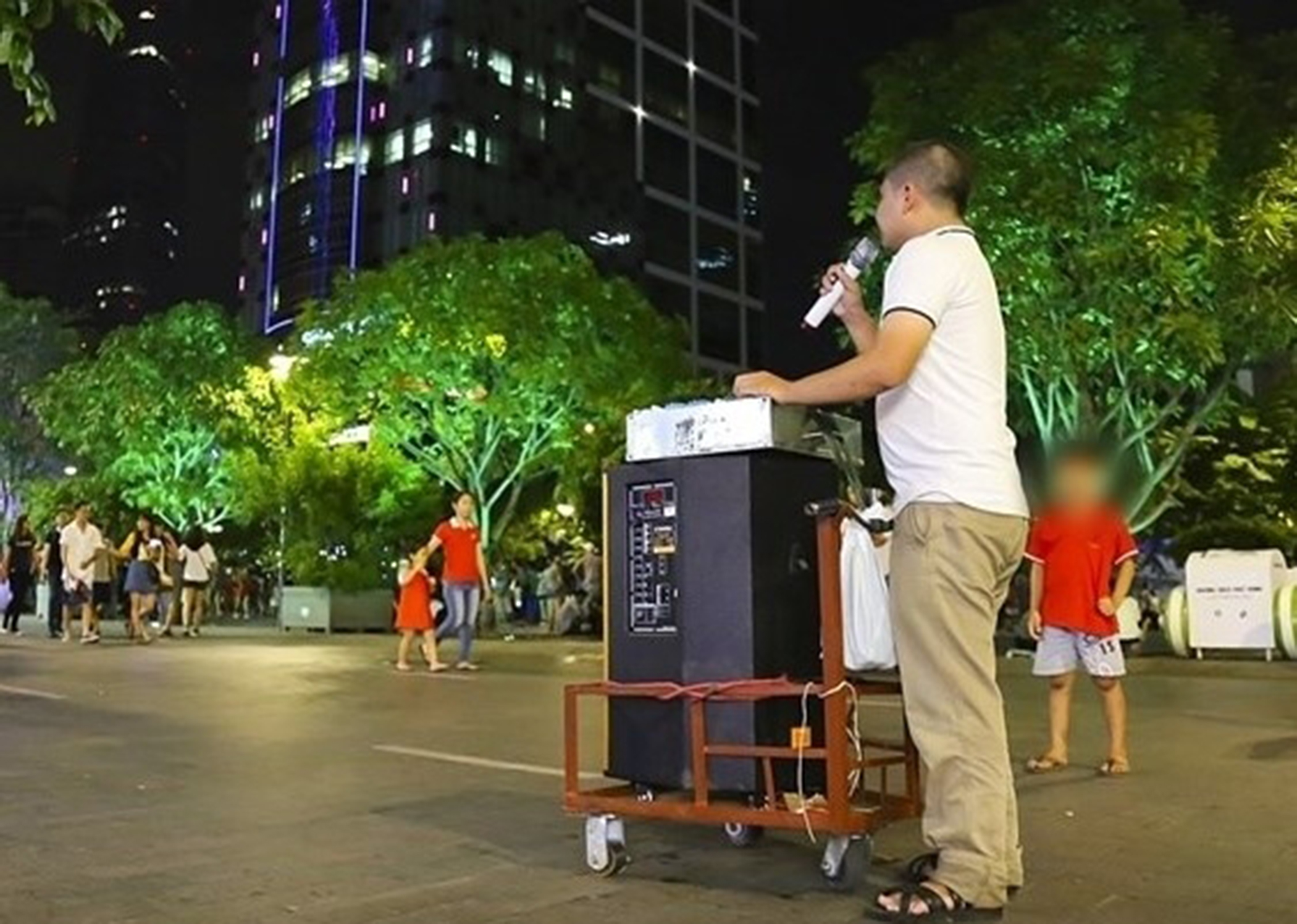 Sử dụng loa kẹo kéo để hát karaoke nếu gây âm thanh quá lớn sẽ bị xử lý hành vi gây ô nhiễm tiếng ồn. (Ảnh minh họa).