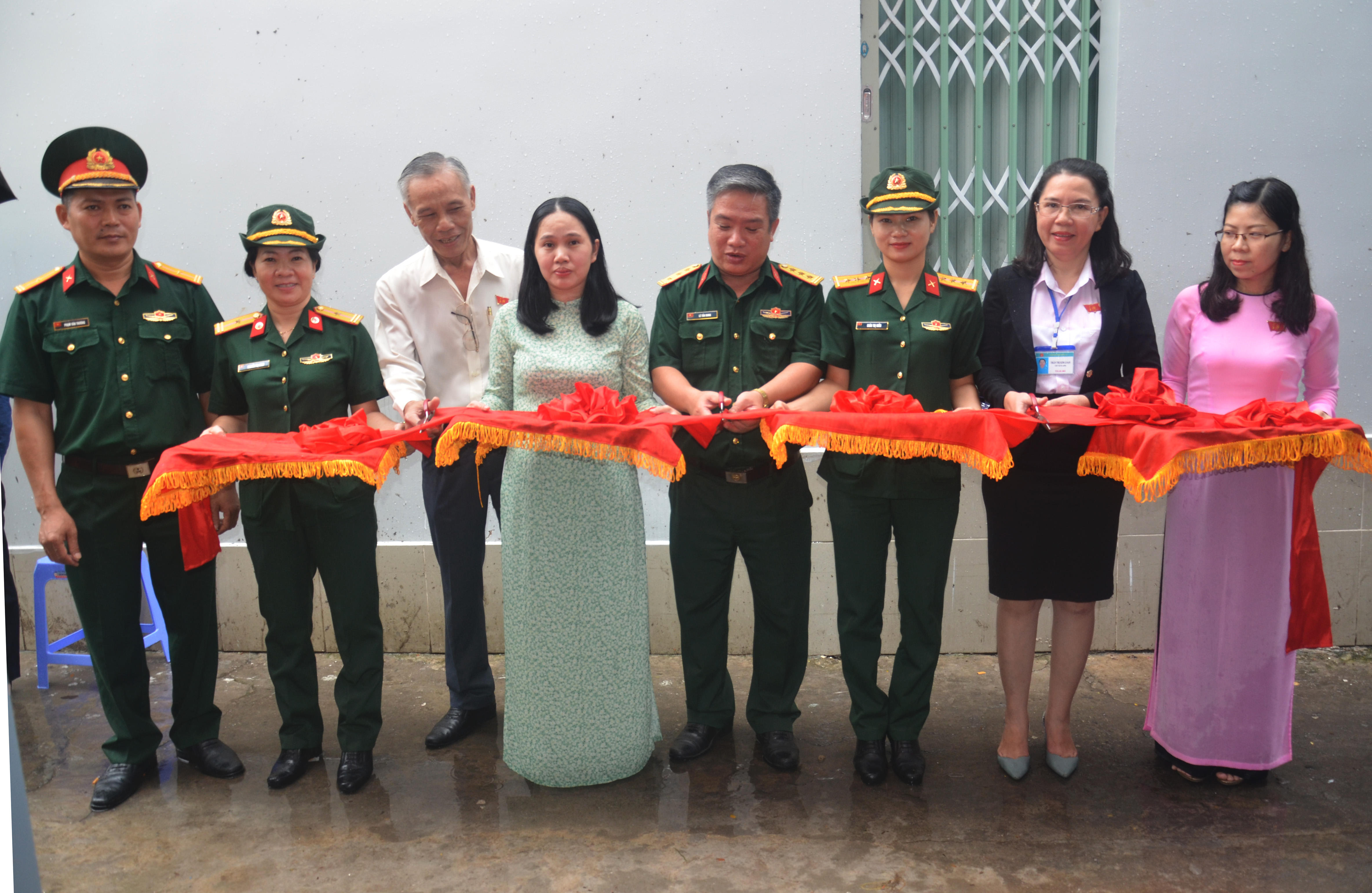 Ban CHQS TP.Vũng Tàu và Đảng ủy, UBND phường 1  cắt băng khánh thành nhà “Tình nghĩa quân-dân”.