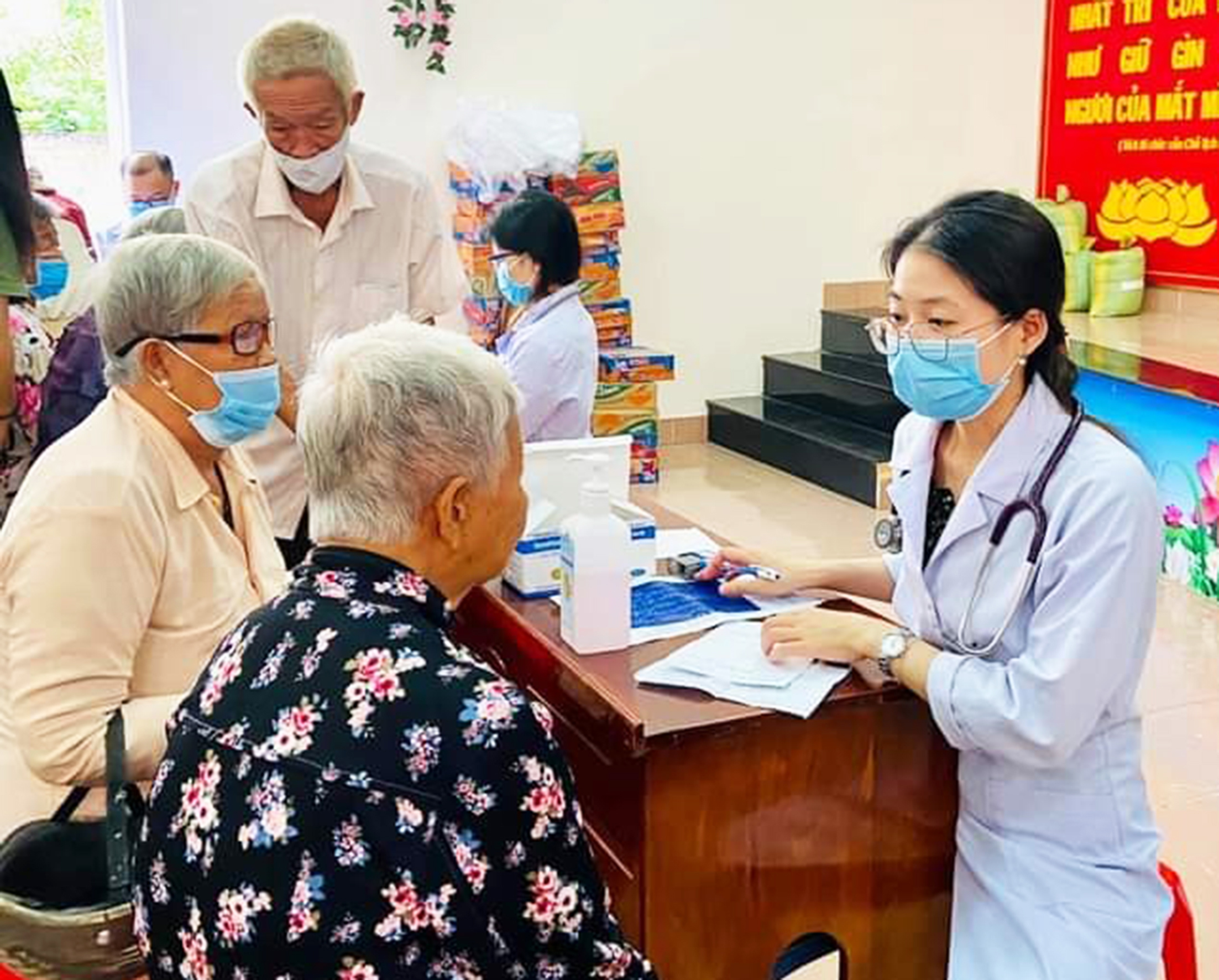 Các bác sĩ khám bệnh cho người dân TT. Đất Đỏ (huyện Đất Đỏ).