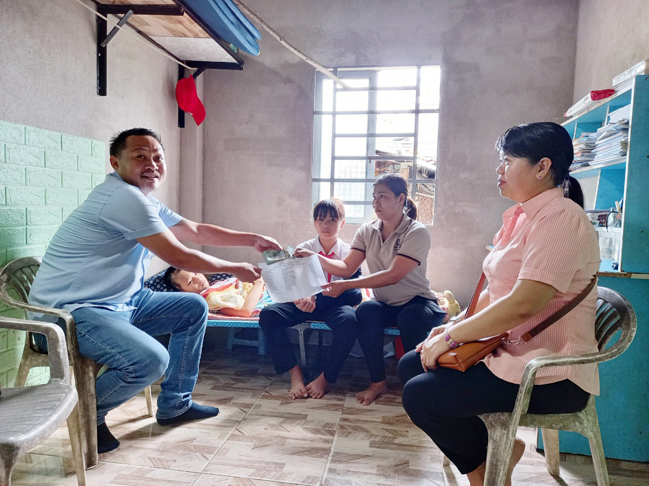 Ông Lương Thế Nam trao số tiền 34,5 triệu đồng cho gia đình bà Nguyễn Thanh Xuân.