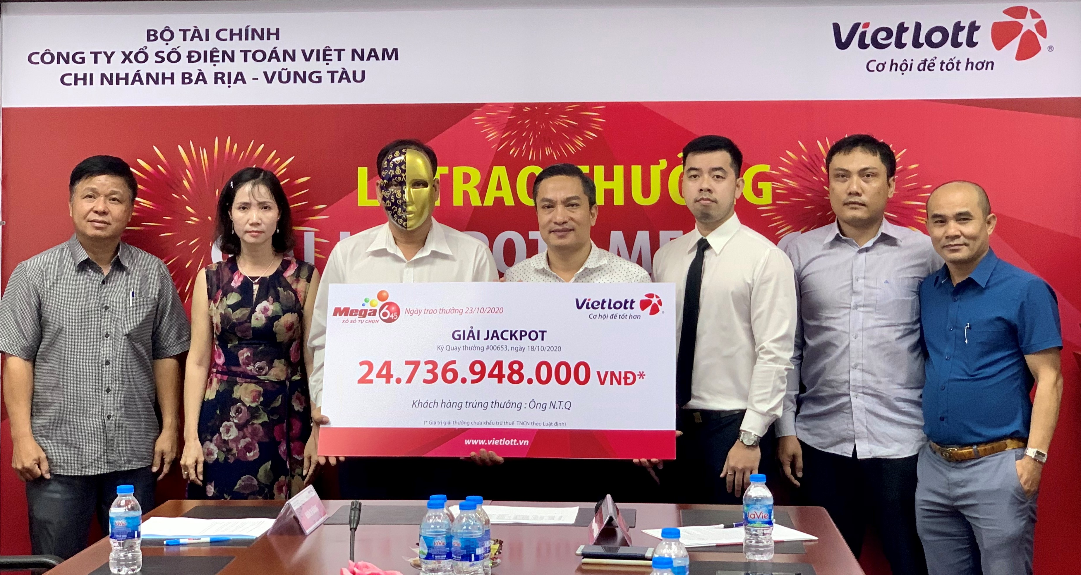 Đại diện Vietlott Chi nhánh BR-VT trao giải thưởng cho ông N.T.Q