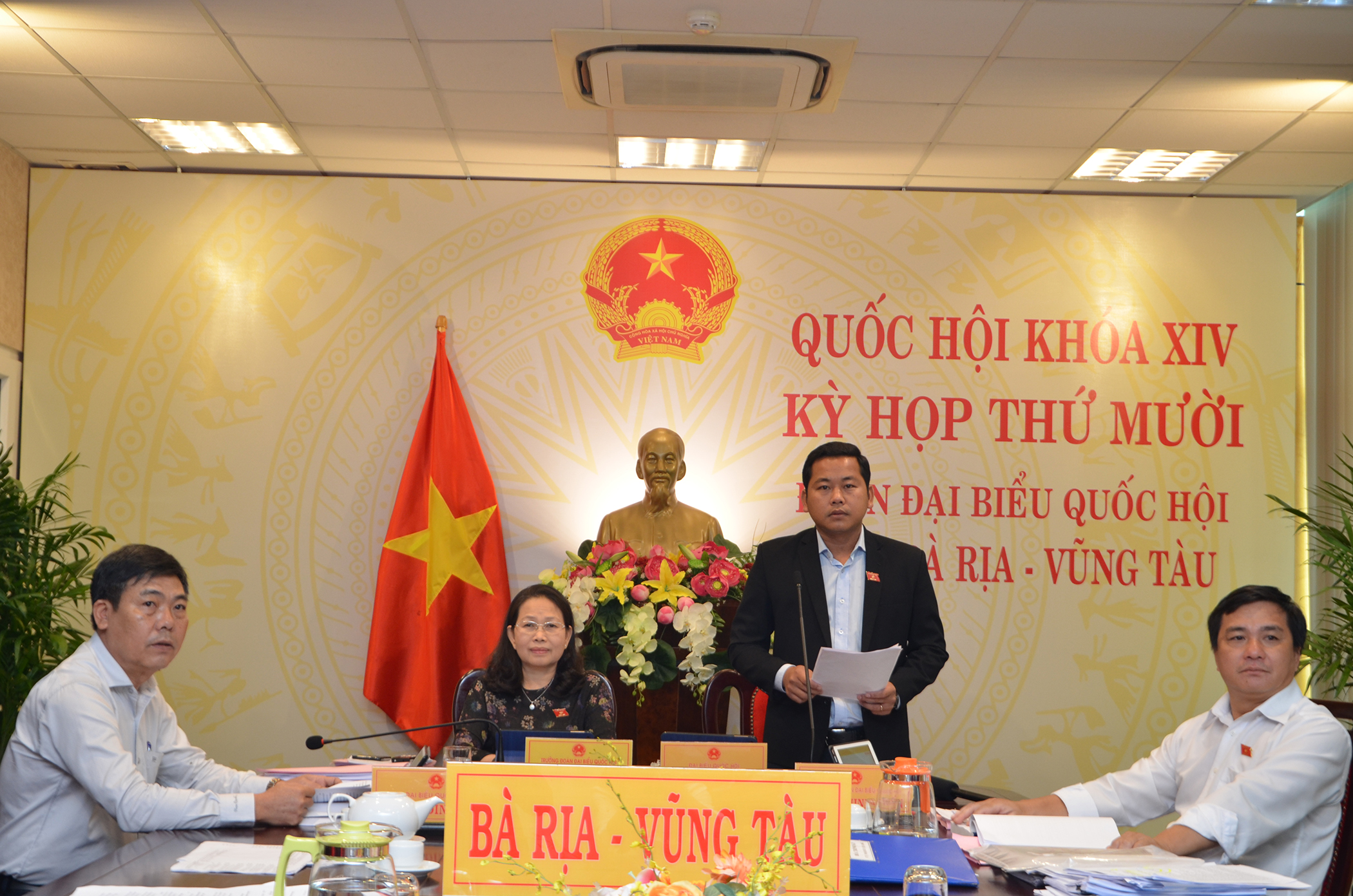 Đại biểu Dương Tấn Quân đóng góp ý kiến tại Kỳ họp.