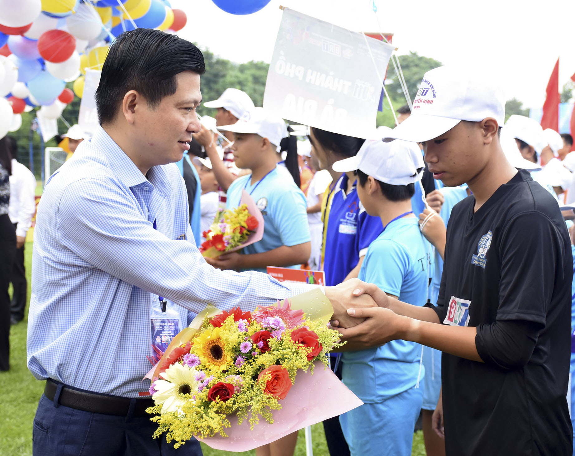 Ông Trần Văn Tuấn, Ủy viên Ban Thường vụ Tỉnh ủy, Phó Chủ tịch UBND tỉnh tặng hoa cho đại diện các đội bóng dự giải.   