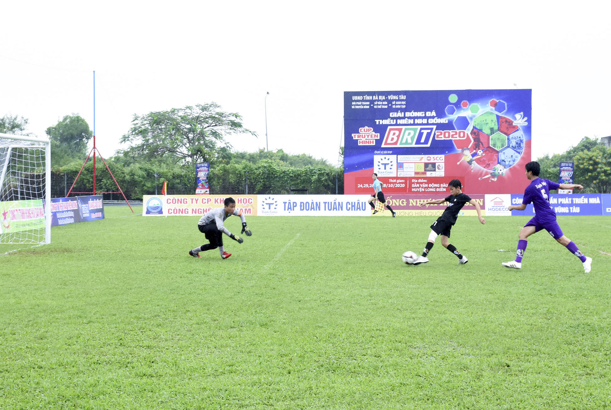Một pha tấn công của cầu thủ đội U13 Côn Đảo trước khung thành đội U13 Xuyên Mộc.