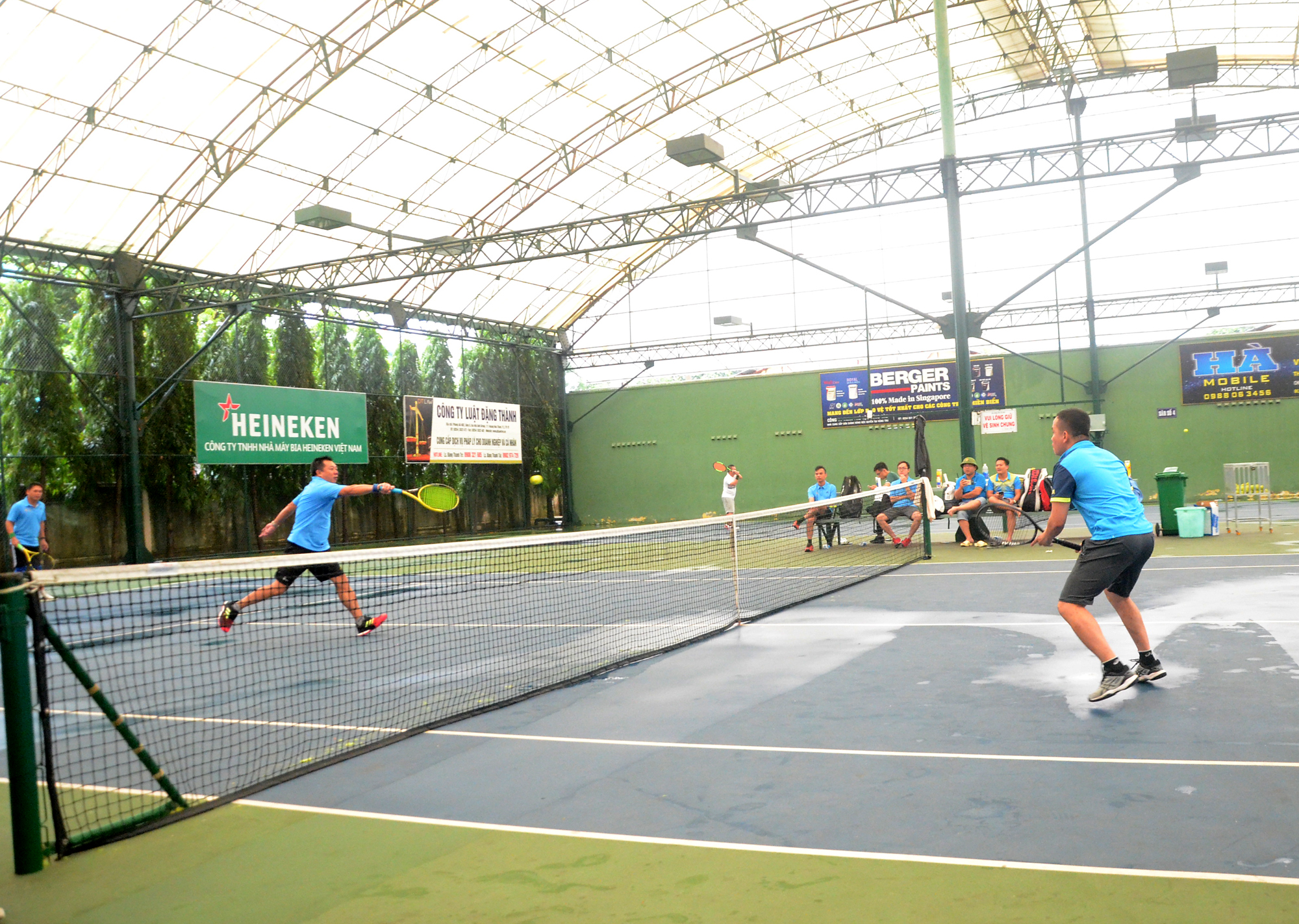 Các VĐV thi đấu nội dung đôi nam môn tennis.