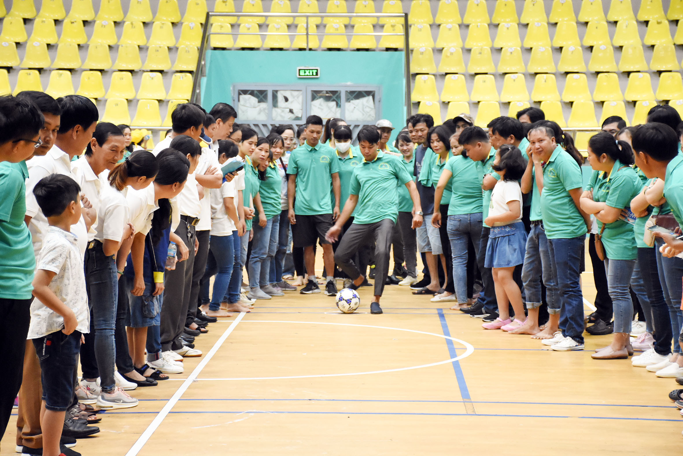 VĐV thi đấu môn sút bóng vào khung thành.