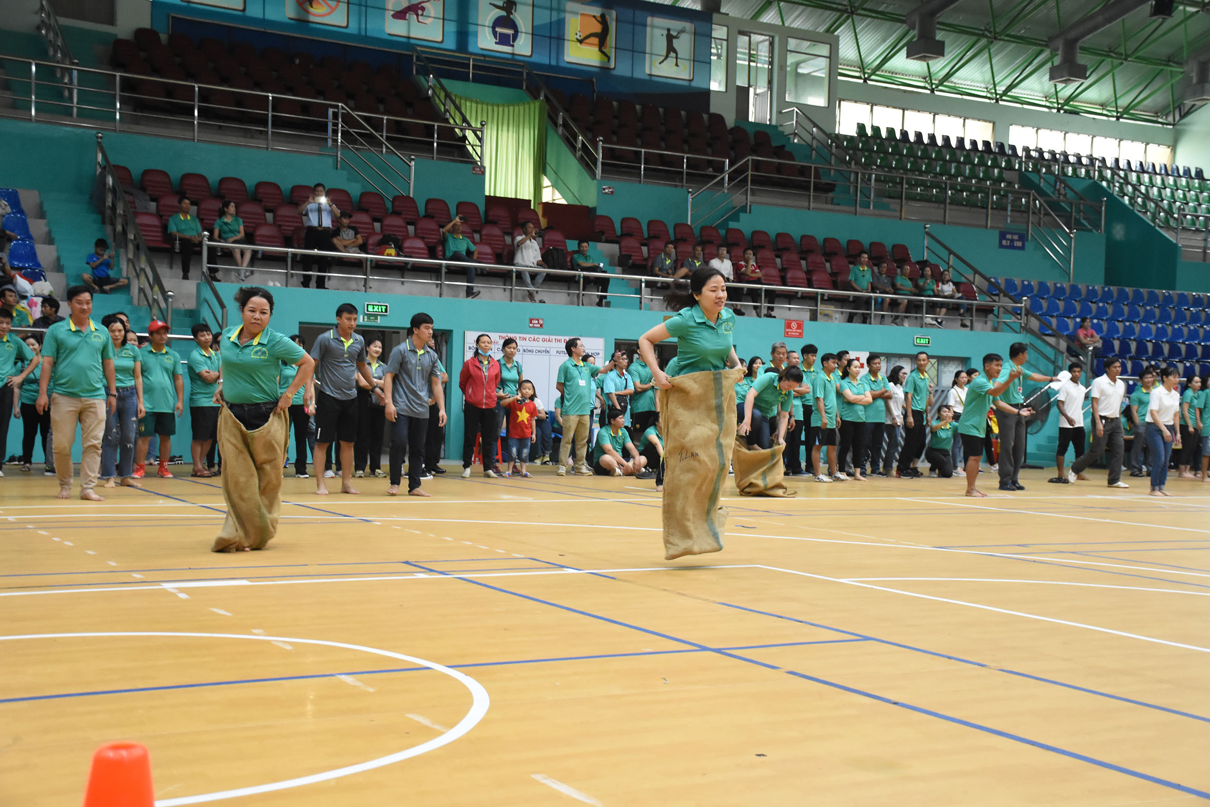VĐV thi đấu môn nhảy bao bố.