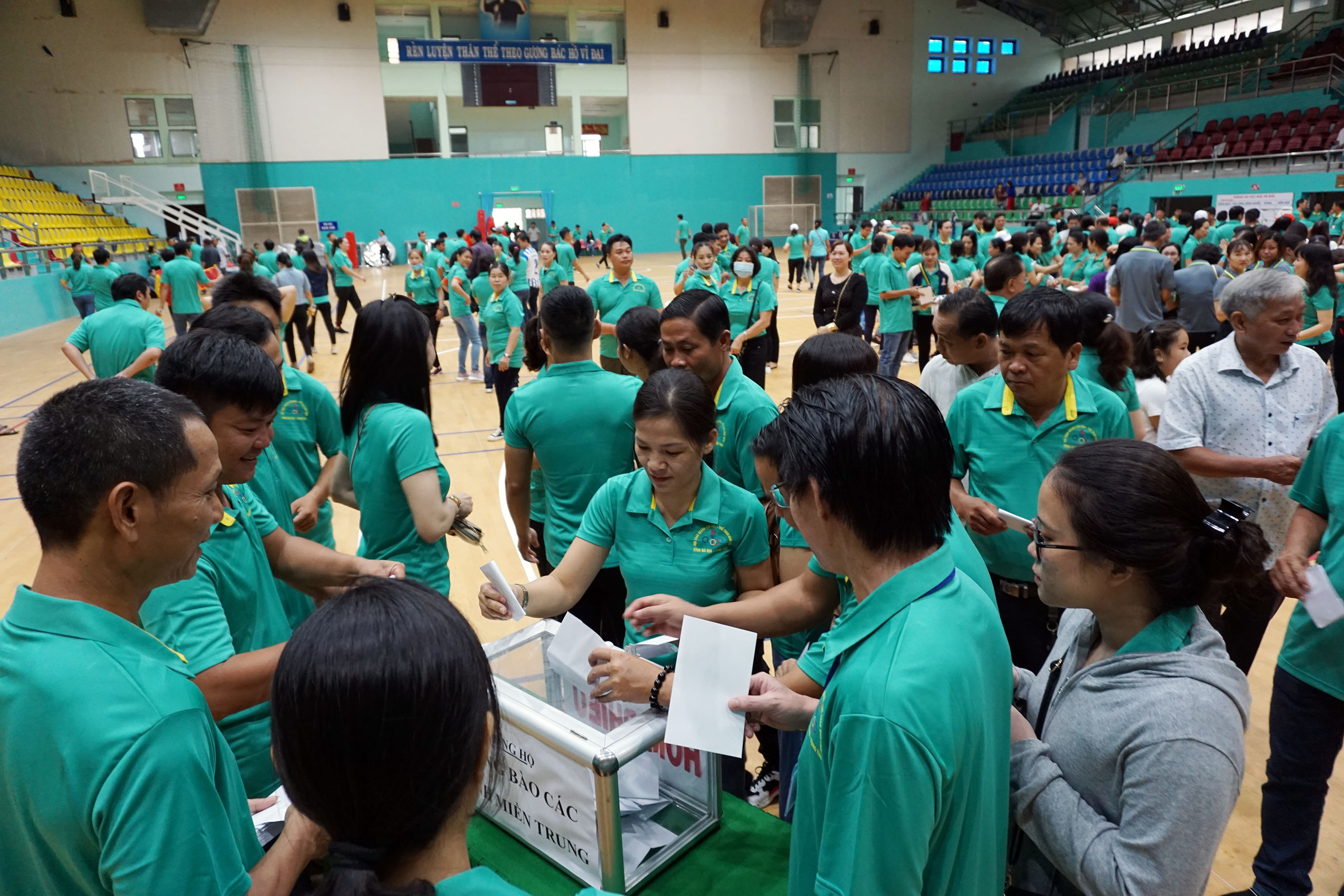 VĐV tham dự hội thao quyên góp ủng hộ đồng bào miền Trung khắc phục thiệt hại do thiên tai, lũ lụt.