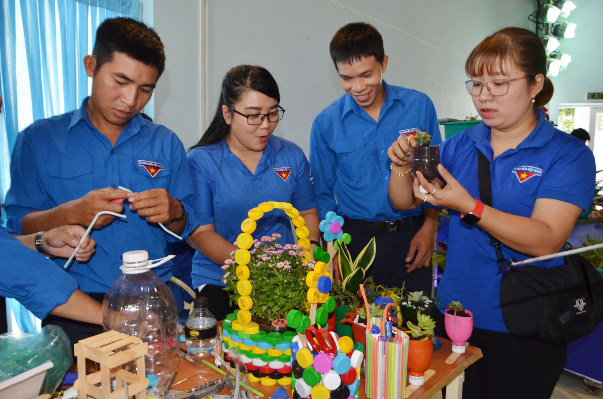 Thanh niên huyện Xuyên Mộc sáng tạo hộp đựng bút, chậu trồng hoa mini... từ nắp chai nhựa, ống hút.