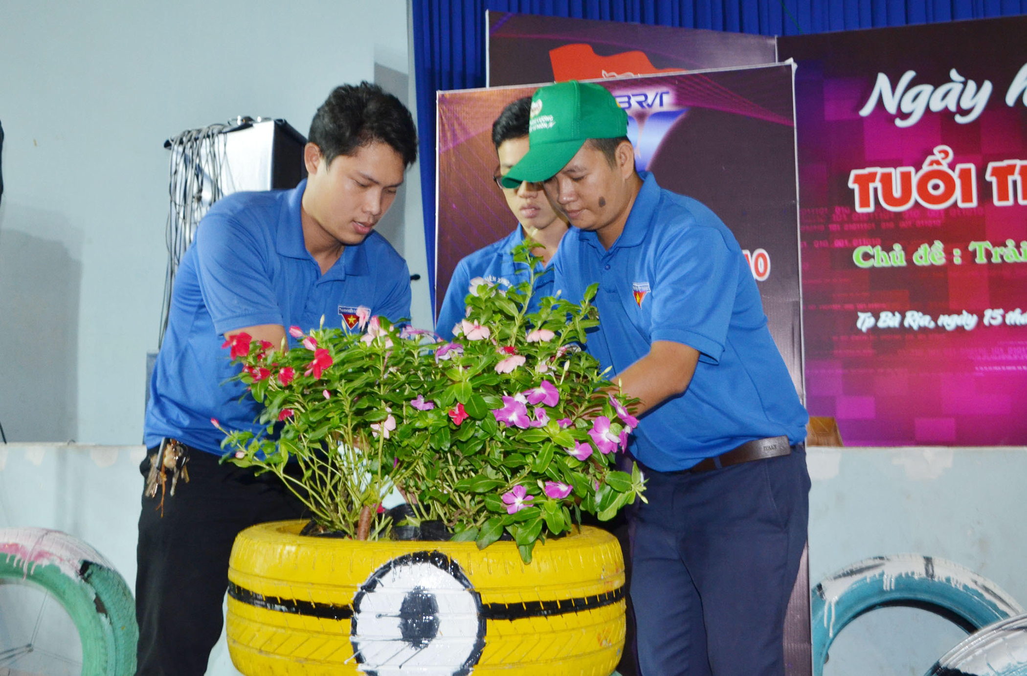 Thanh niên TP. Vũng Tàu làm bồn trồng hoa trang trí ngộ nghĩnh từ vỏ xe đã qua sử dụng.