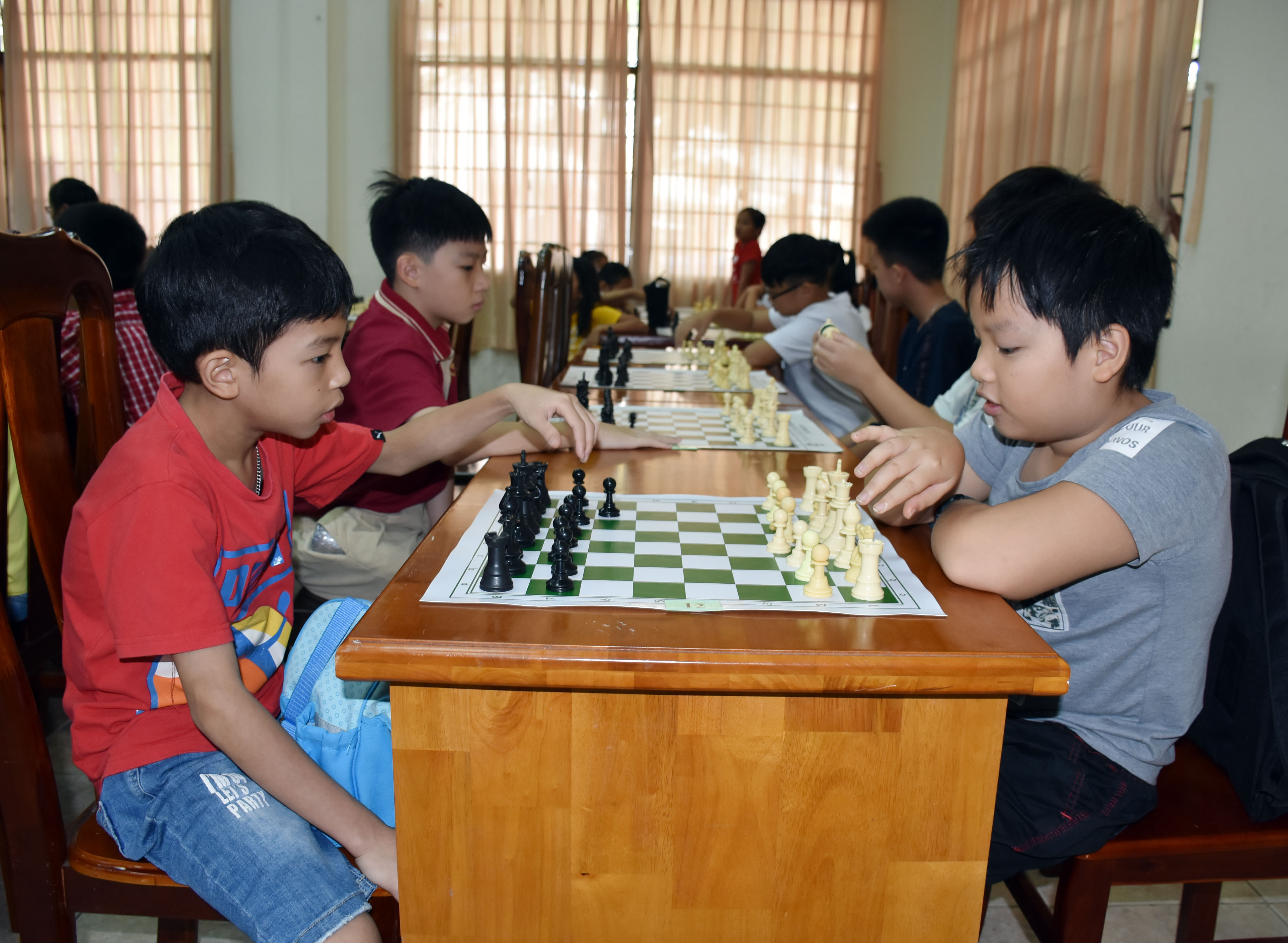 Các kỳ thủ nhí thi đấu tại giải.