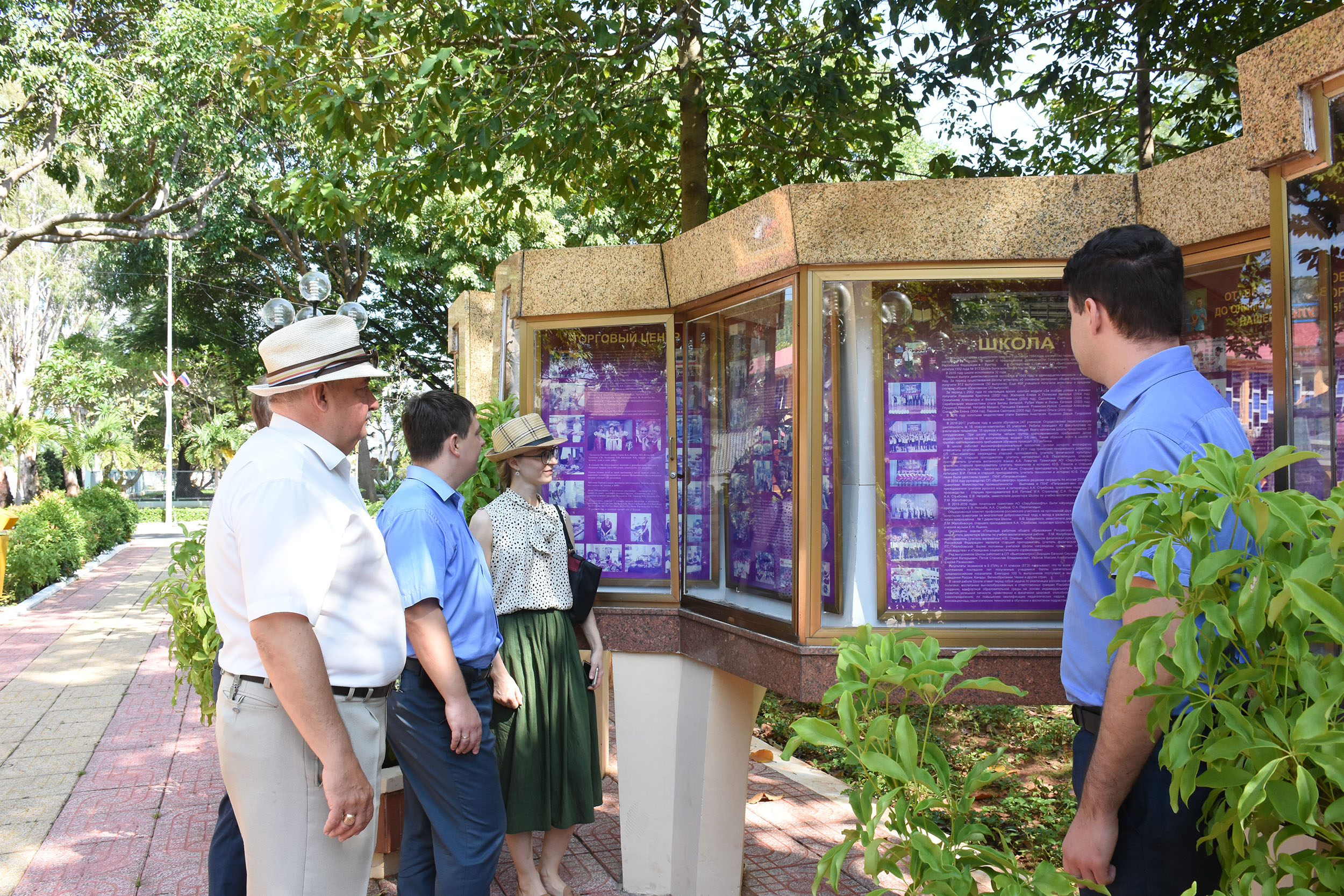 Những chuyên gia người Nga xem lại hình ảnh trưng bày tại khu vực  “Tôn vinh những người đầu tiên khai thác dầu khí tại thềm lục địa Việt Nam” trong khuôn viên “làng Nga”.