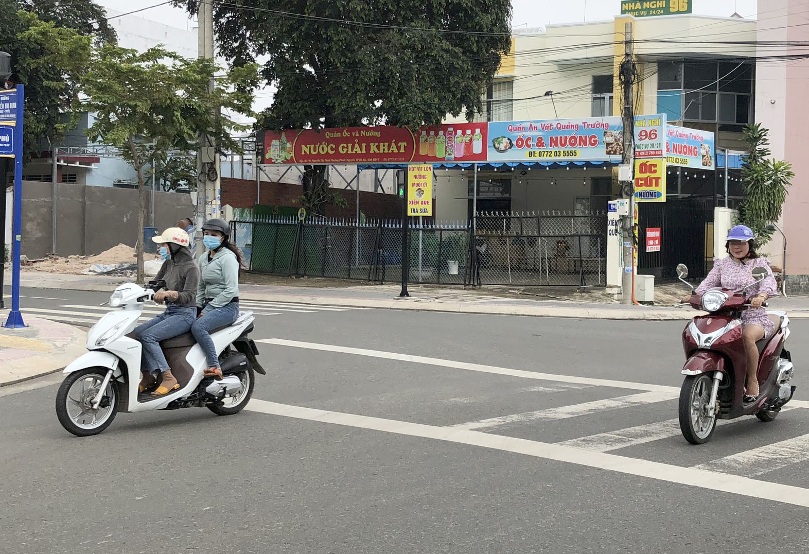 Các loại MBH dạng lưỡi trai thường chỉ có lớp nhựa, không có lớp đệm xốp bảo vệ chống xung động theo quy chuẩn, nên không bảo đảm an toàn. Trong ảnh: Người tham gia giao thông đội MBH lưỡi trai trên đường phố TP. Bà Rịa.